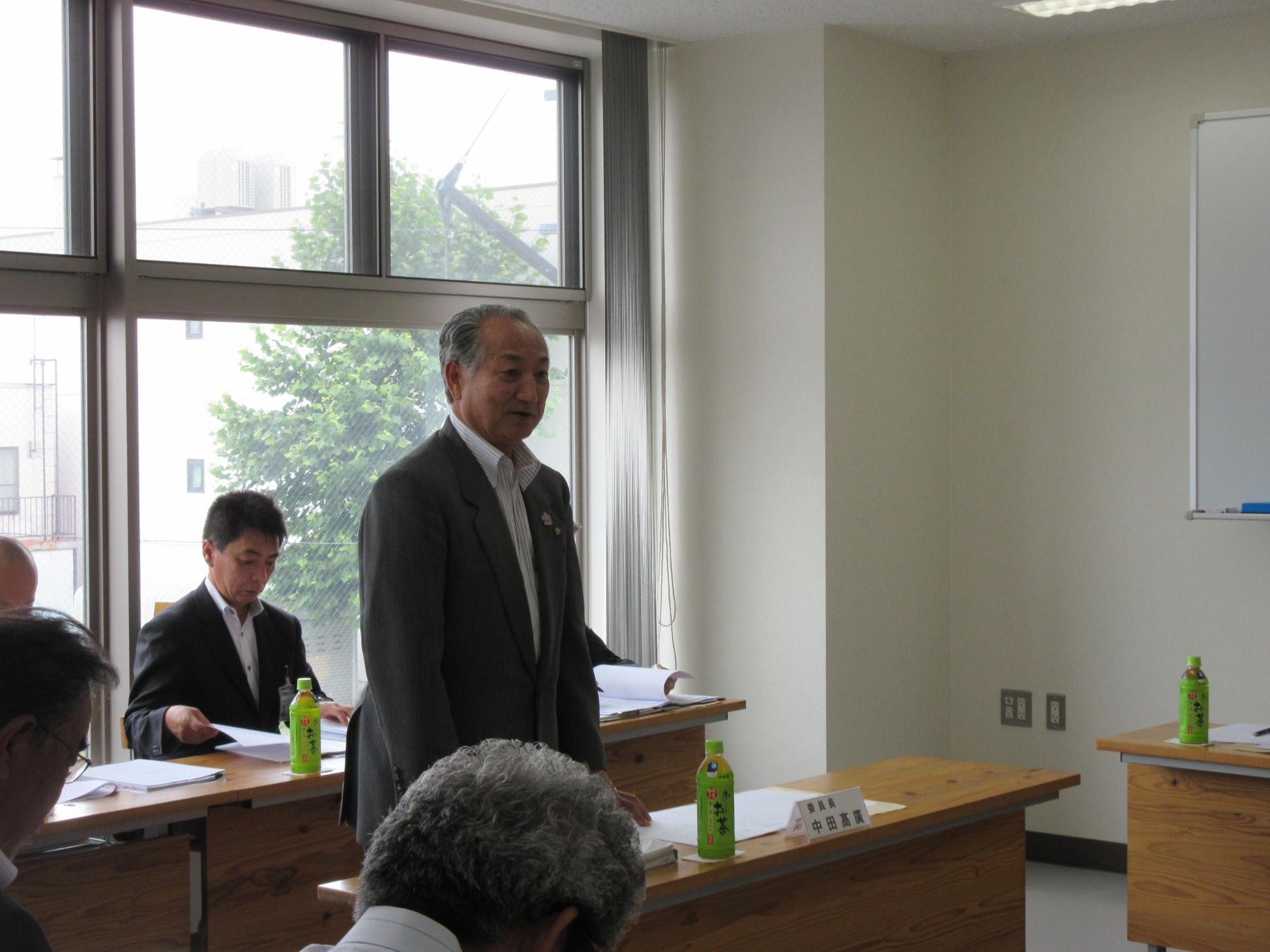 まちづくり基本条例推進委員会にて挨拶をする委員長の様子の写真