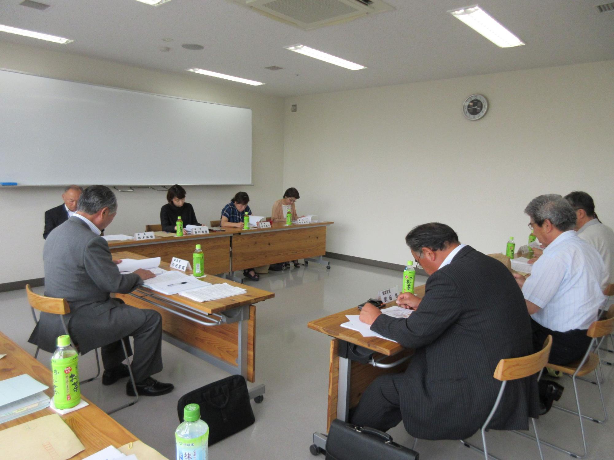 8名ほどの参加者にて会議が行われている様子の写真