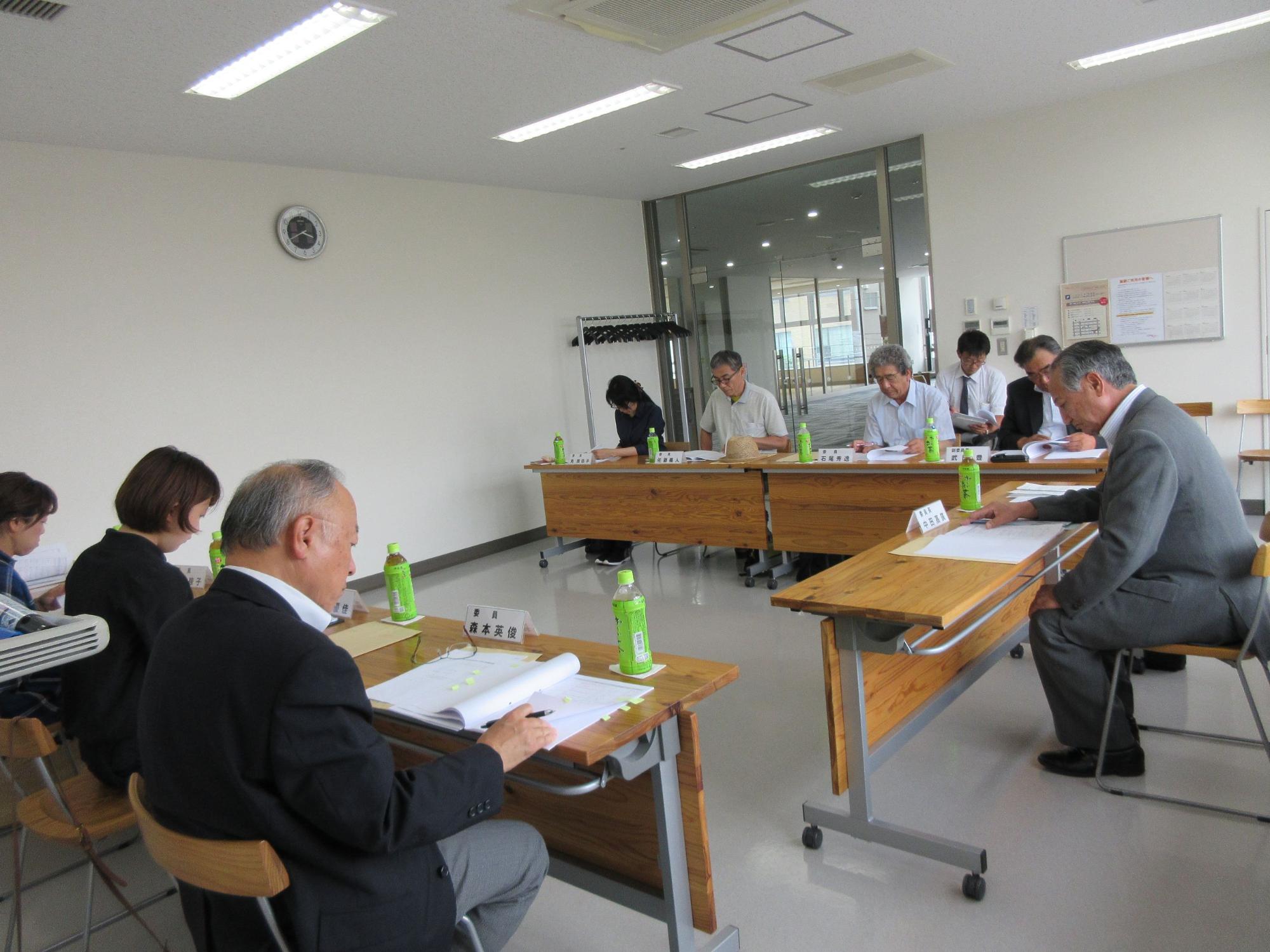 参加者方々が資料を見ながら会議が進められている様子の写真