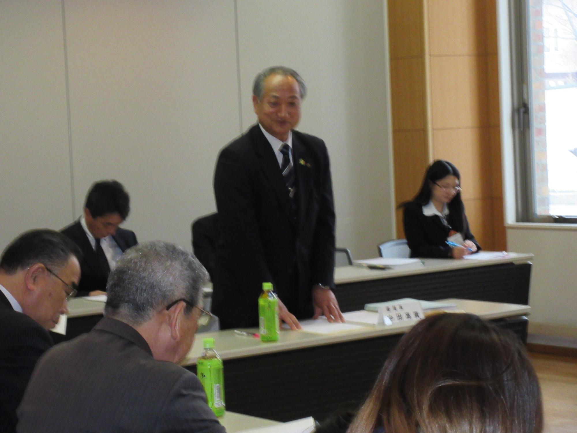 まちづくり基本条例推進委員会にて挨拶をする委員長の様子の写真