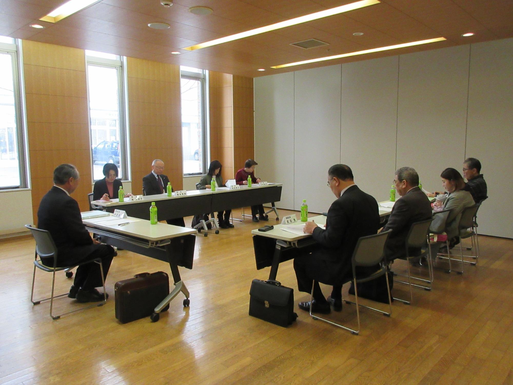 9名ほどの参加者にて会議が行われている様子の写真