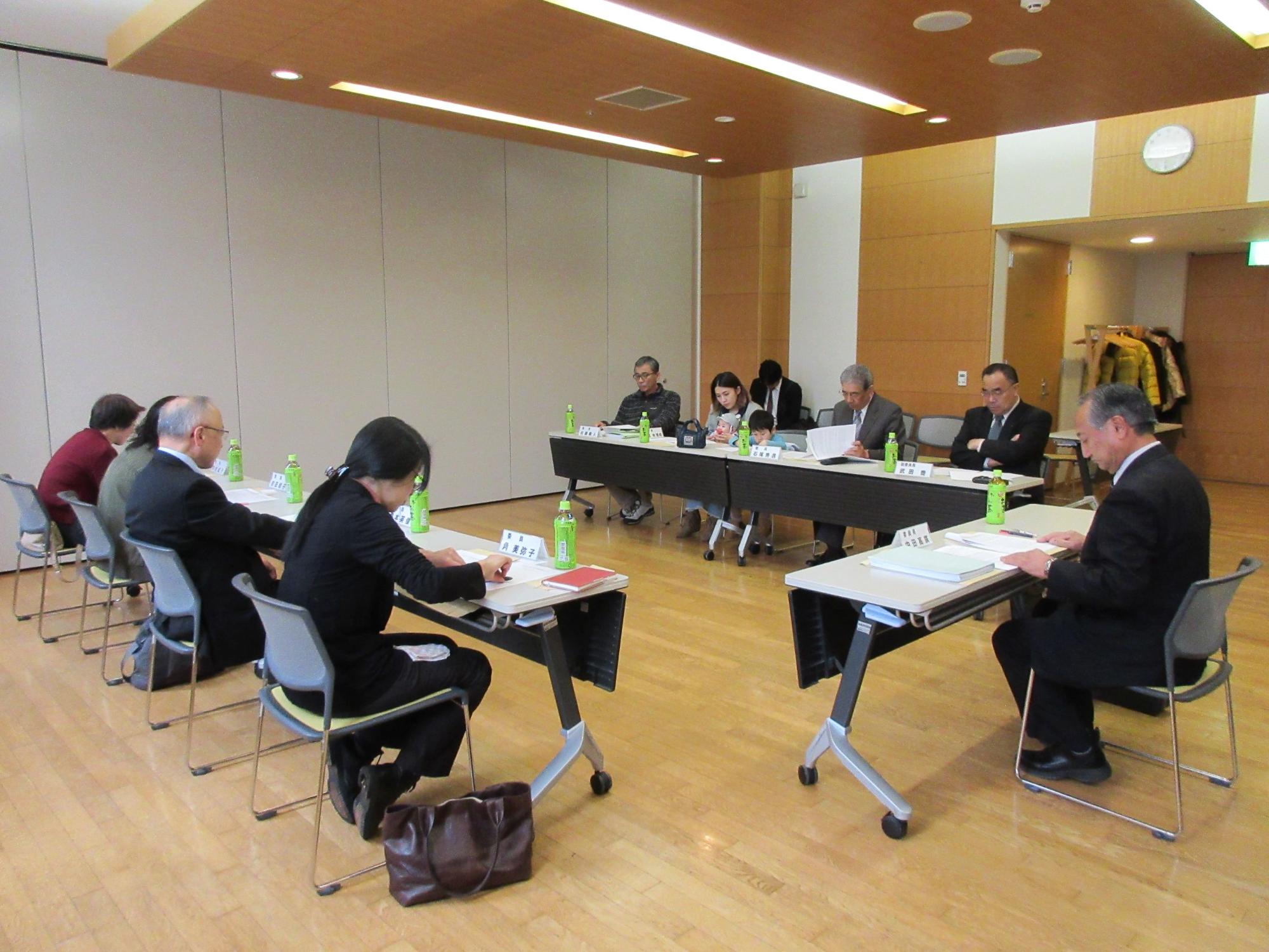 配布資料を見ながら会議が行なわれている様子の写真