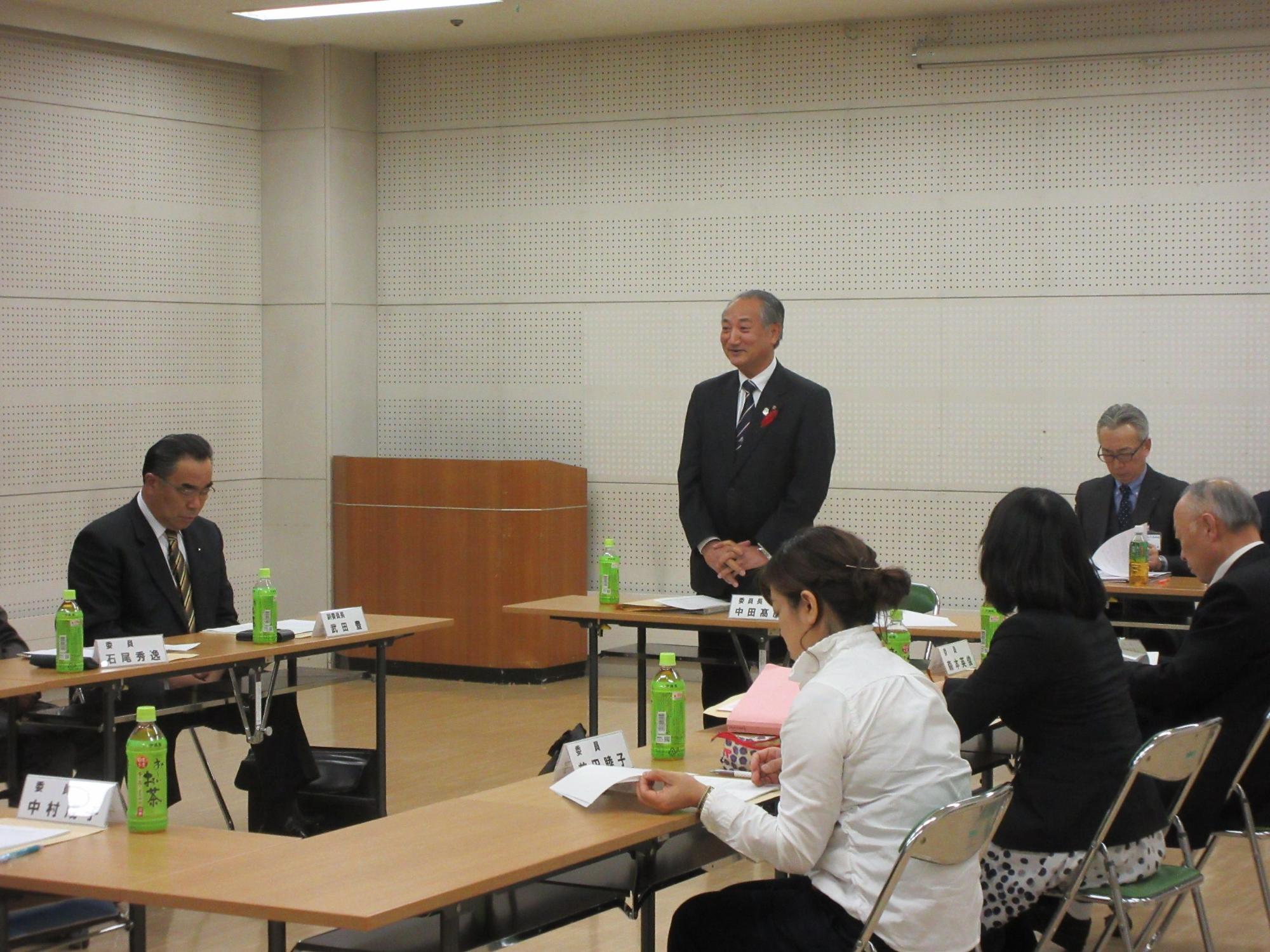 まちづくり基本条例推進委員会にて挨拶をする委員長の様子の写真