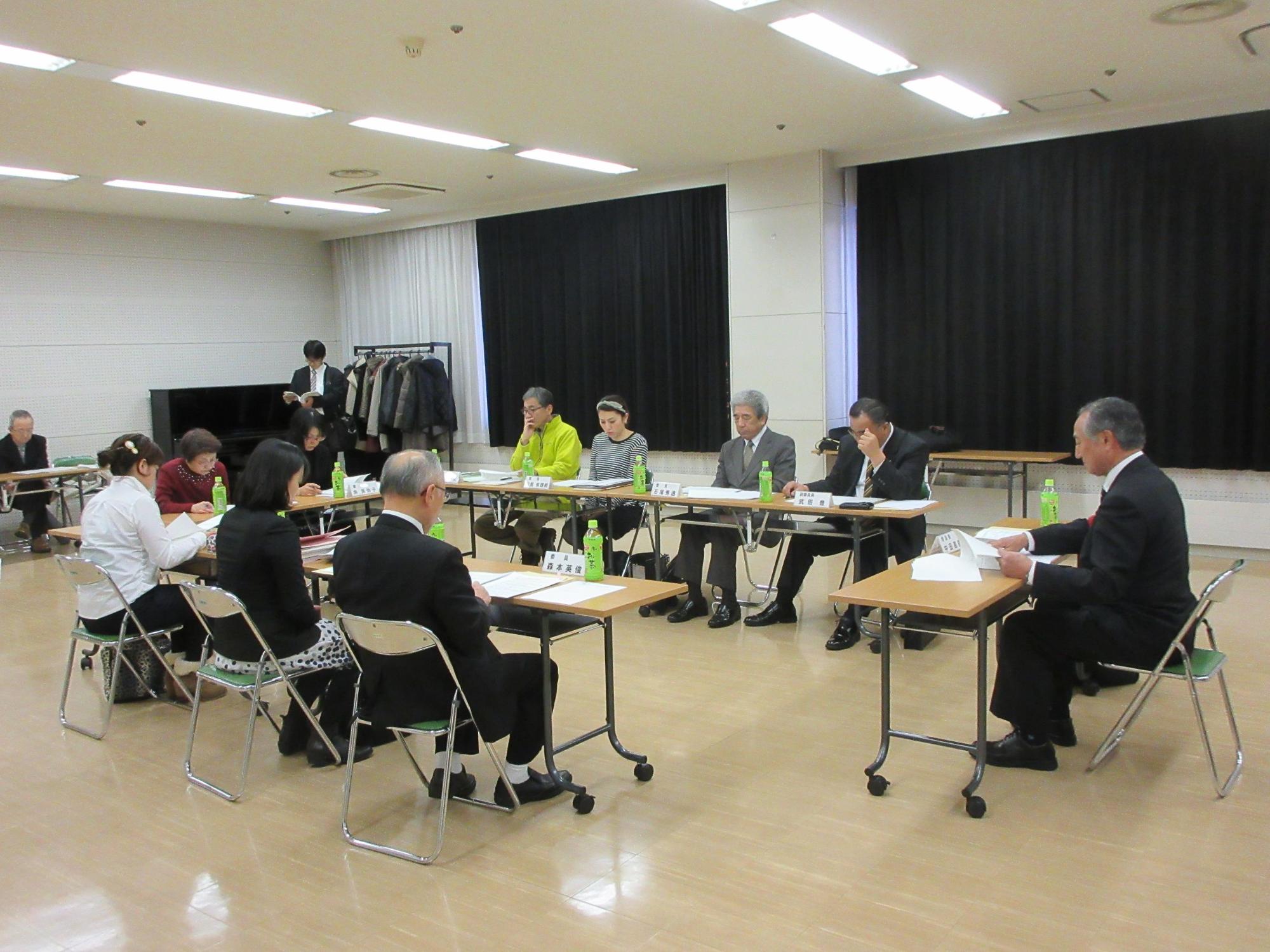 10名ほどの参加者にて会議が行われている様子の写真