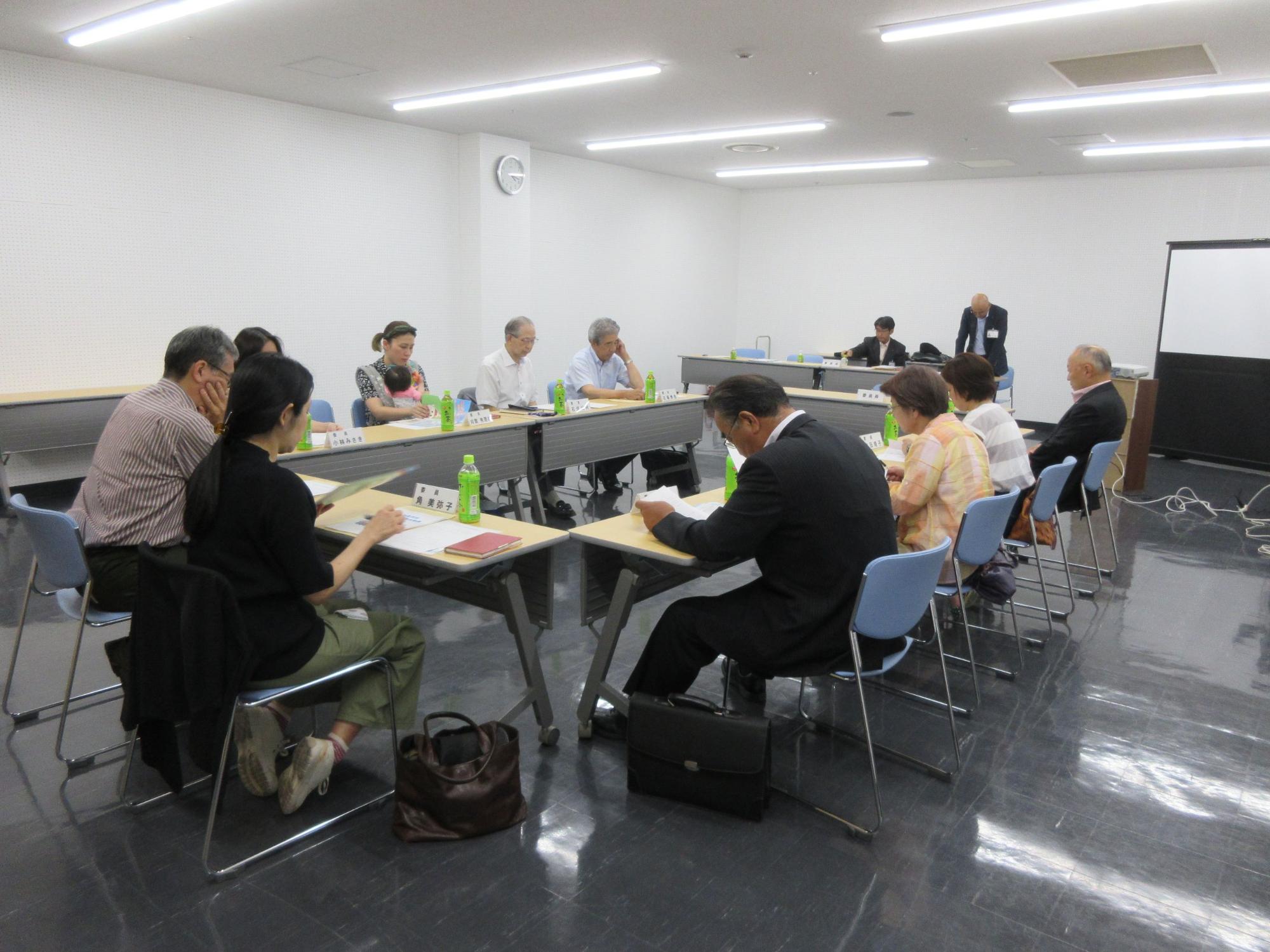 11名ほどの参加者にて会議が行われている様子の写真