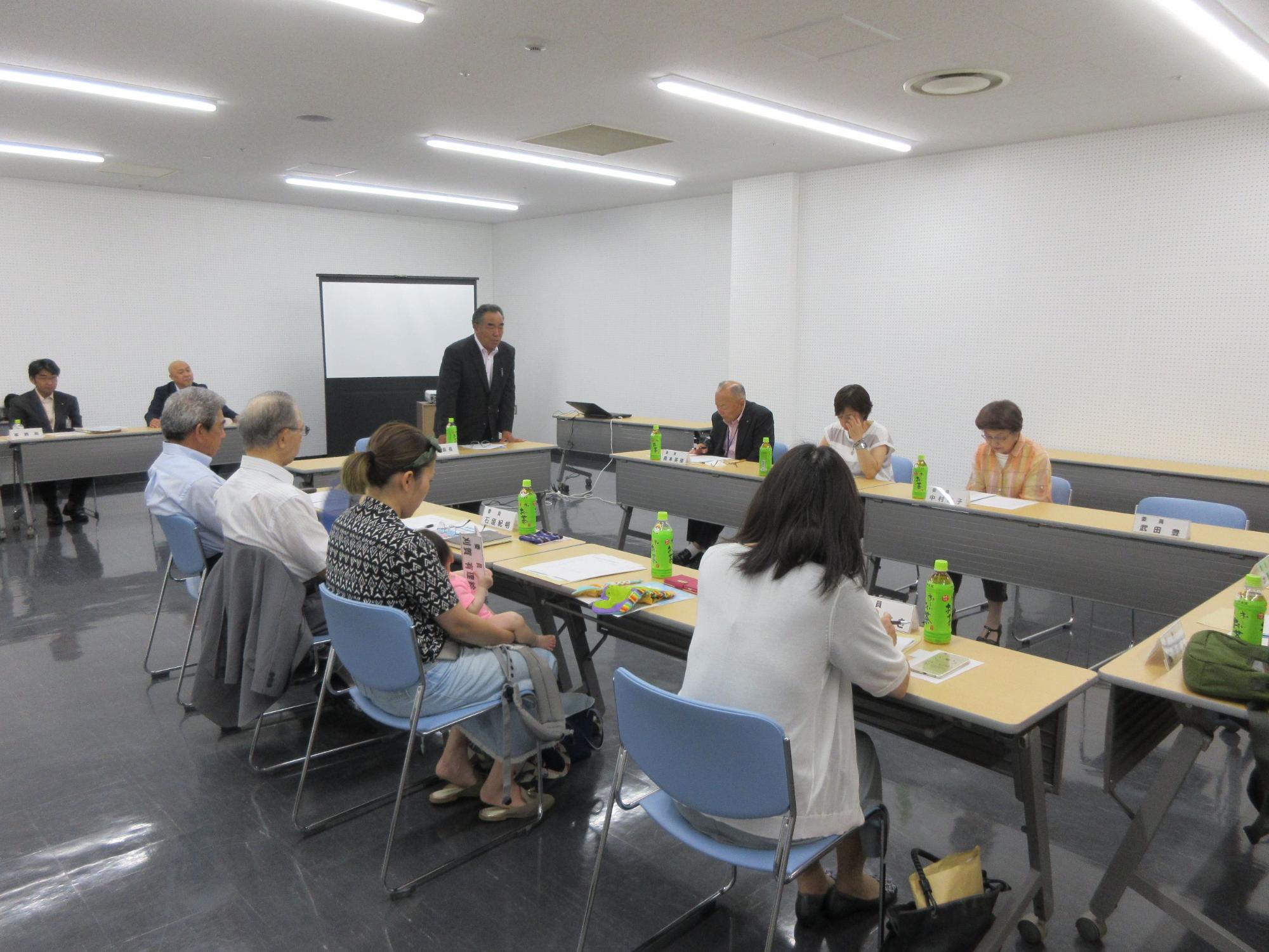 まちづくり基本条例推進委員会にて挨拶をする委員長の様子の写真
