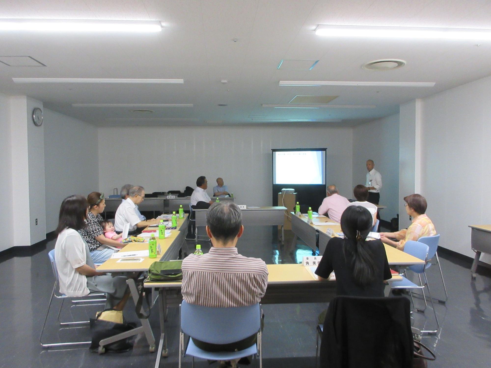 プロジェクターを使用して会議を行っている様子の写真
