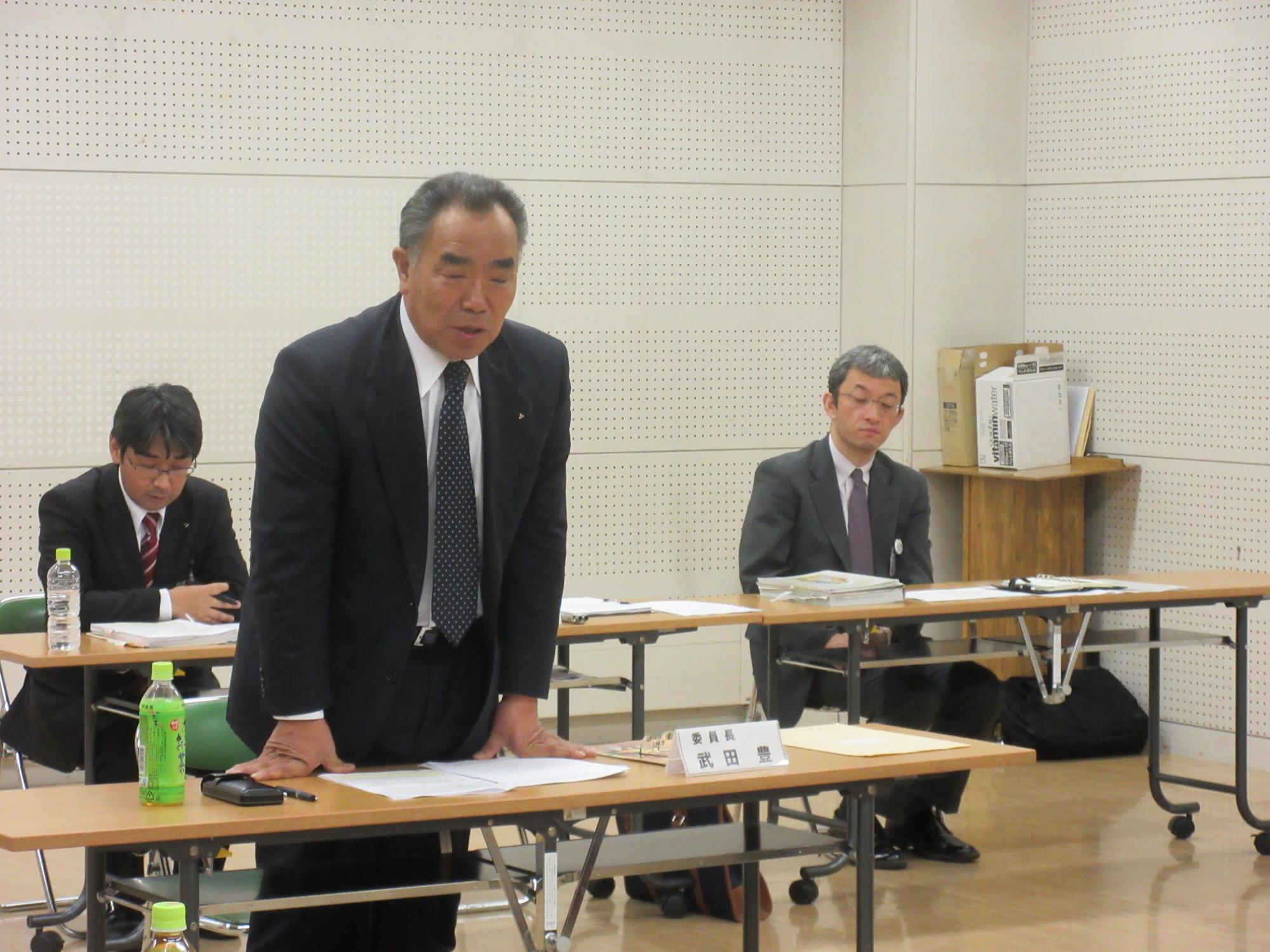 まちづくり基本条例推進委員会にて挨拶をする委員長の様子の写真