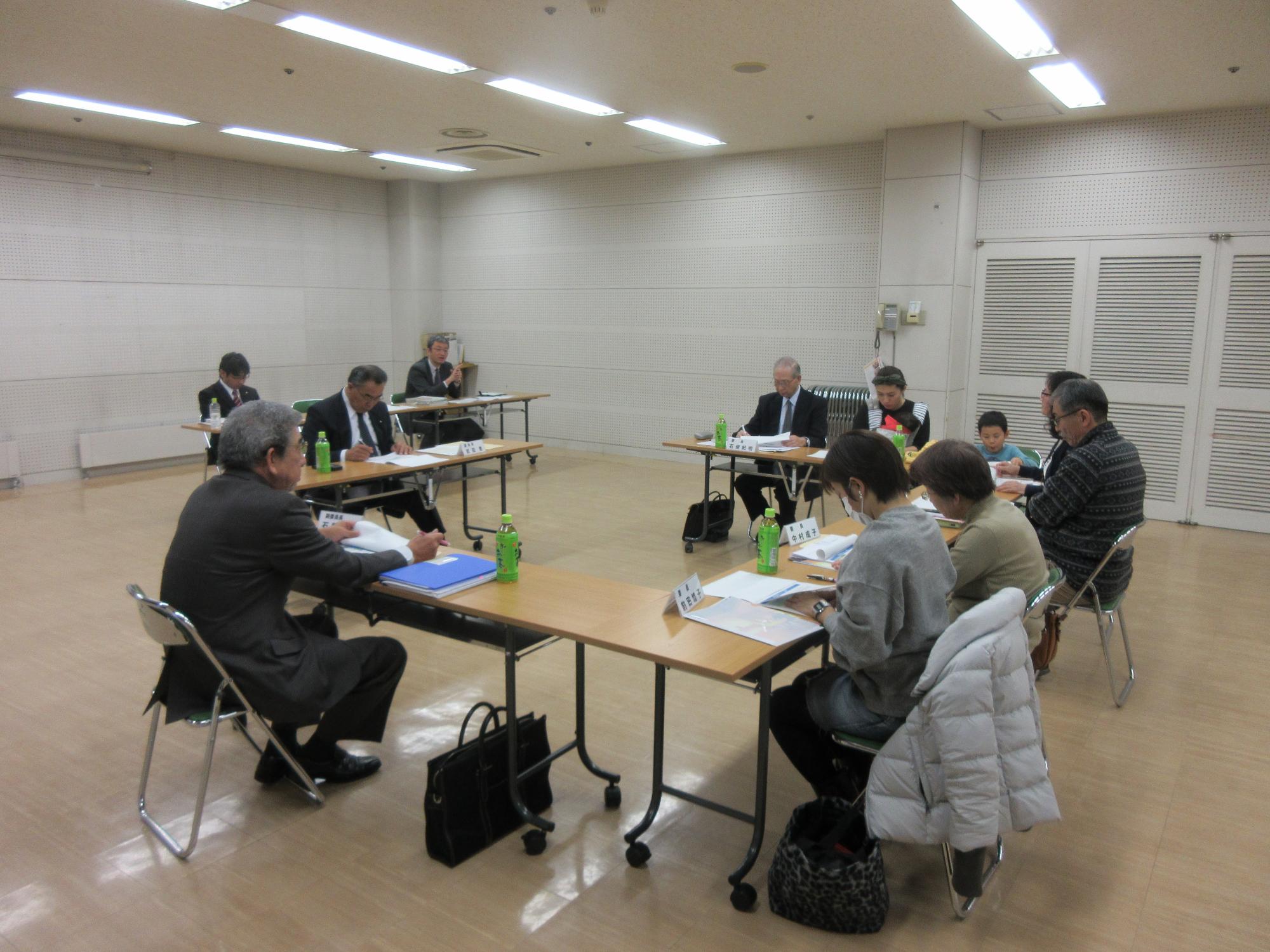 配布資料を見ながら会議が行なわれている様子の写真