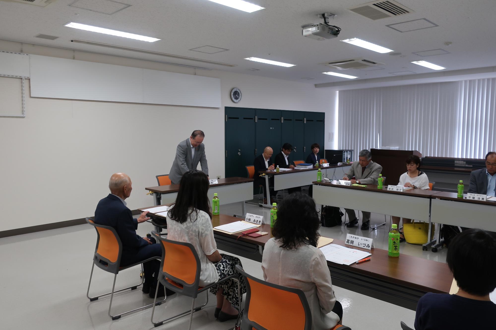 まちづくり基本条例推進委員会にて挨拶をする市長の様子の写真