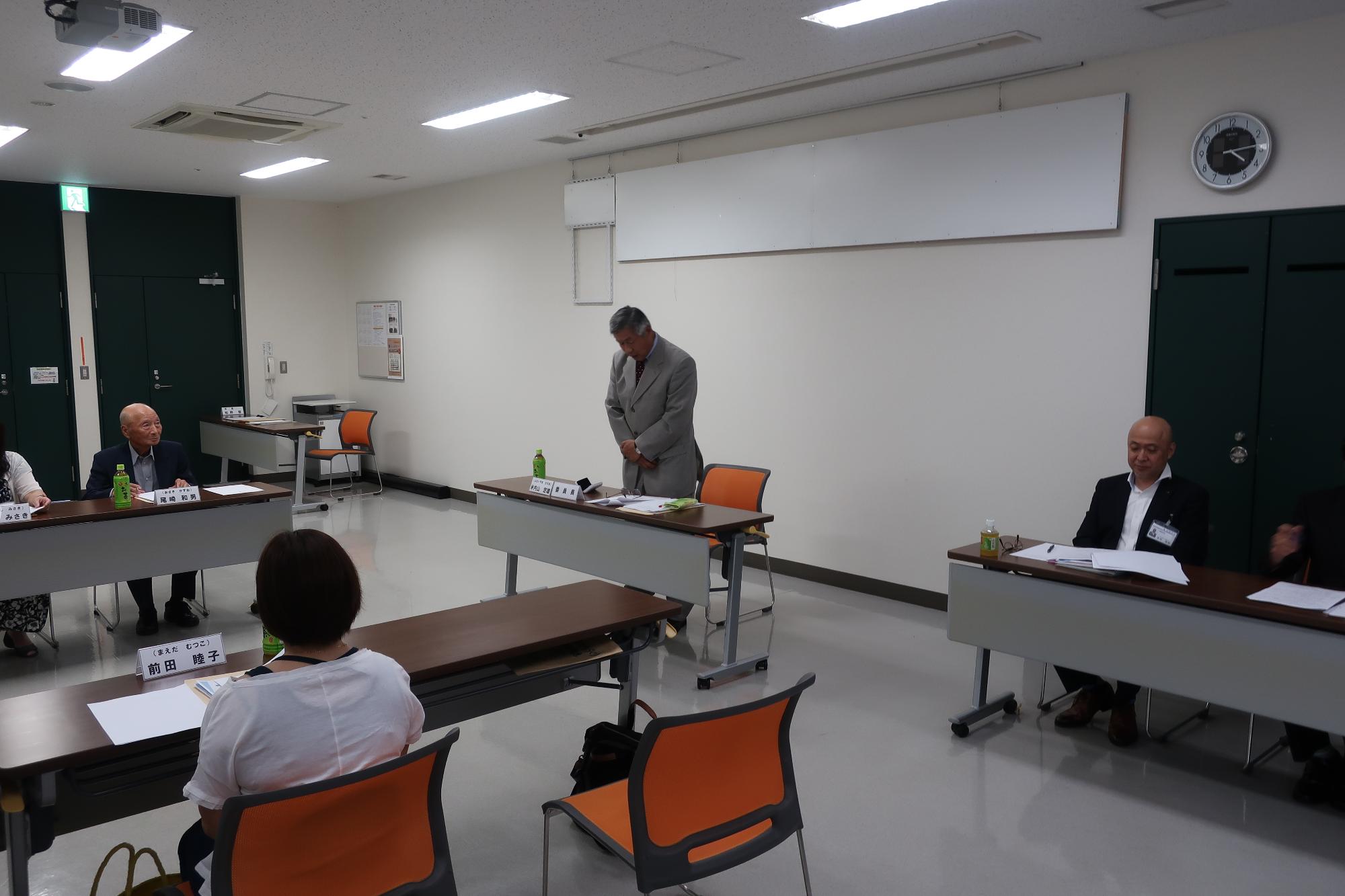 まちづくり基本条例推進委員会にて挨拶をする委員長の様子の写真