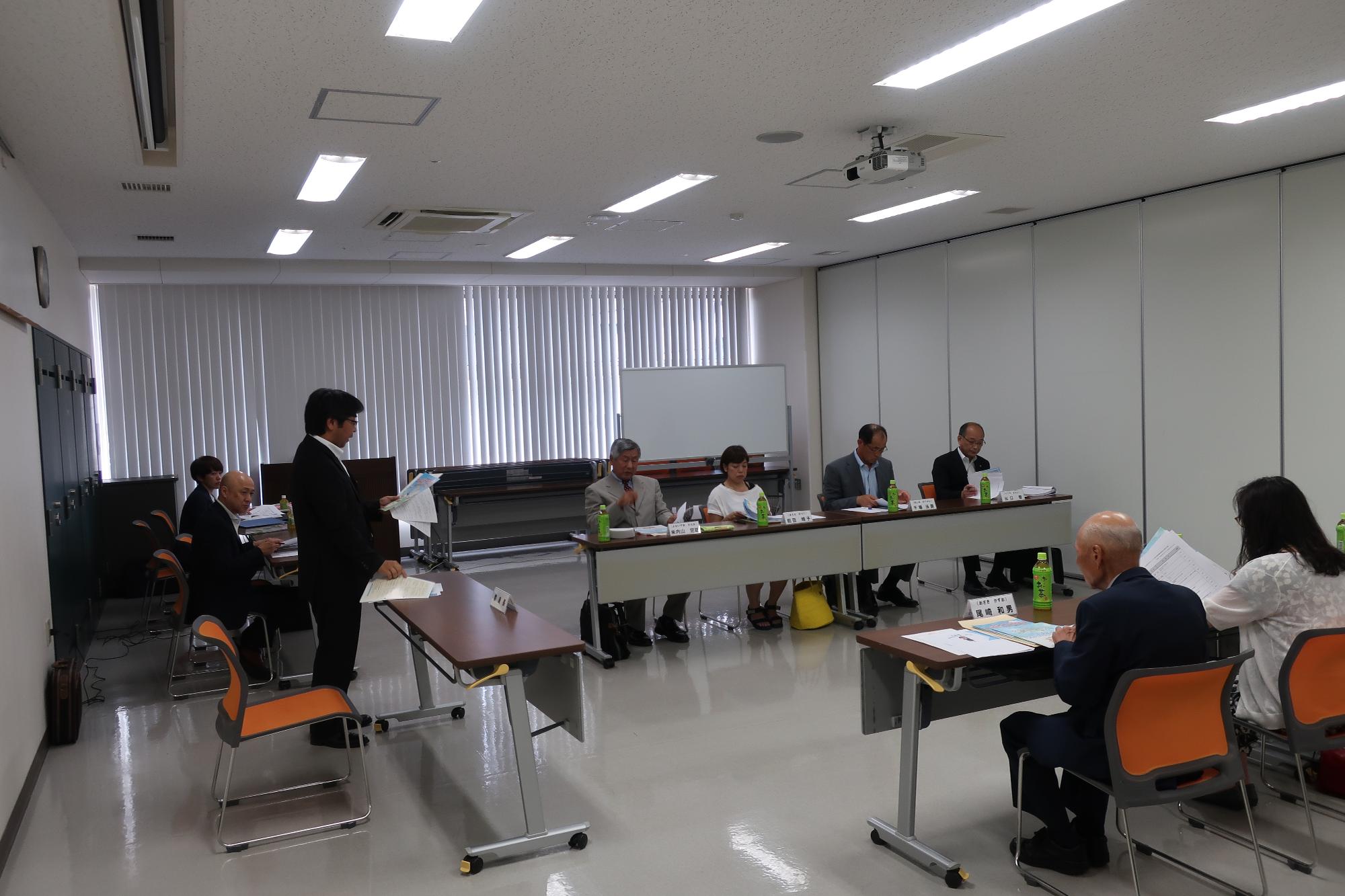10名ほどの参加者にて会議が行われている様子の写真