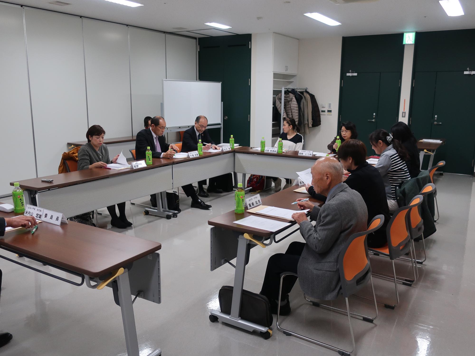 10名ほどの参加者にて会議が行われている様子の写真
