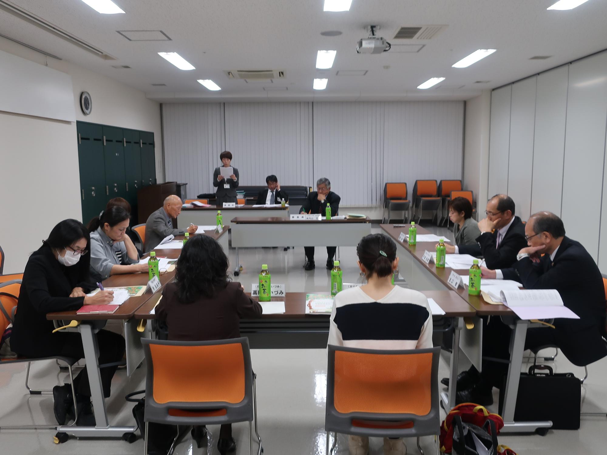 配布資料を見ながら会議が行なわれている様子の写真