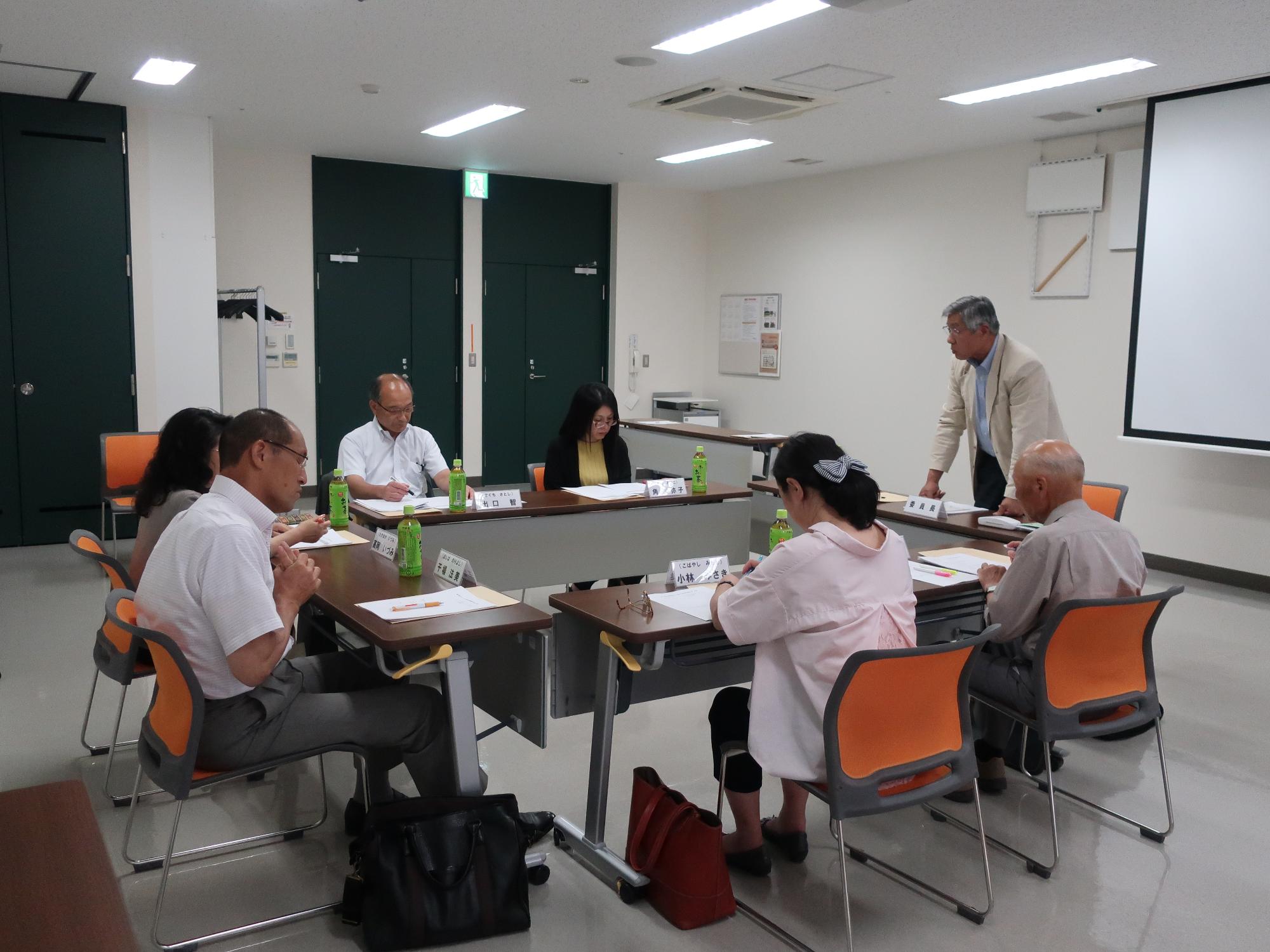 まちづくり基本条例推進委員会にて挨拶をする委員長の様子の写真