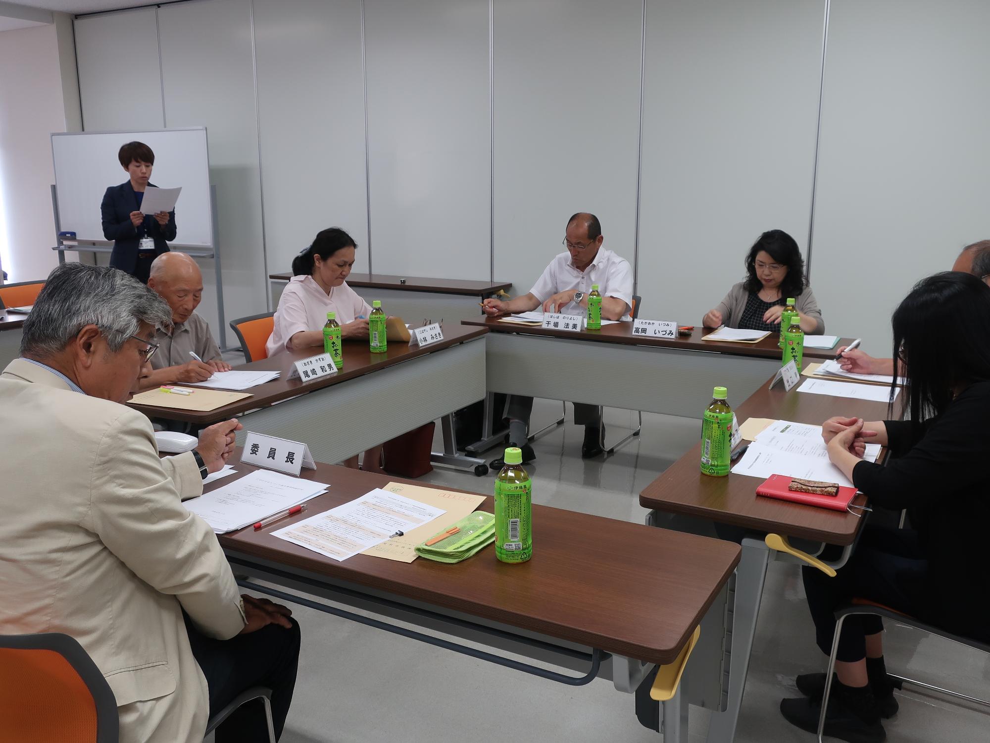 7名ほどの参加者にて会議が行われている様子の写真