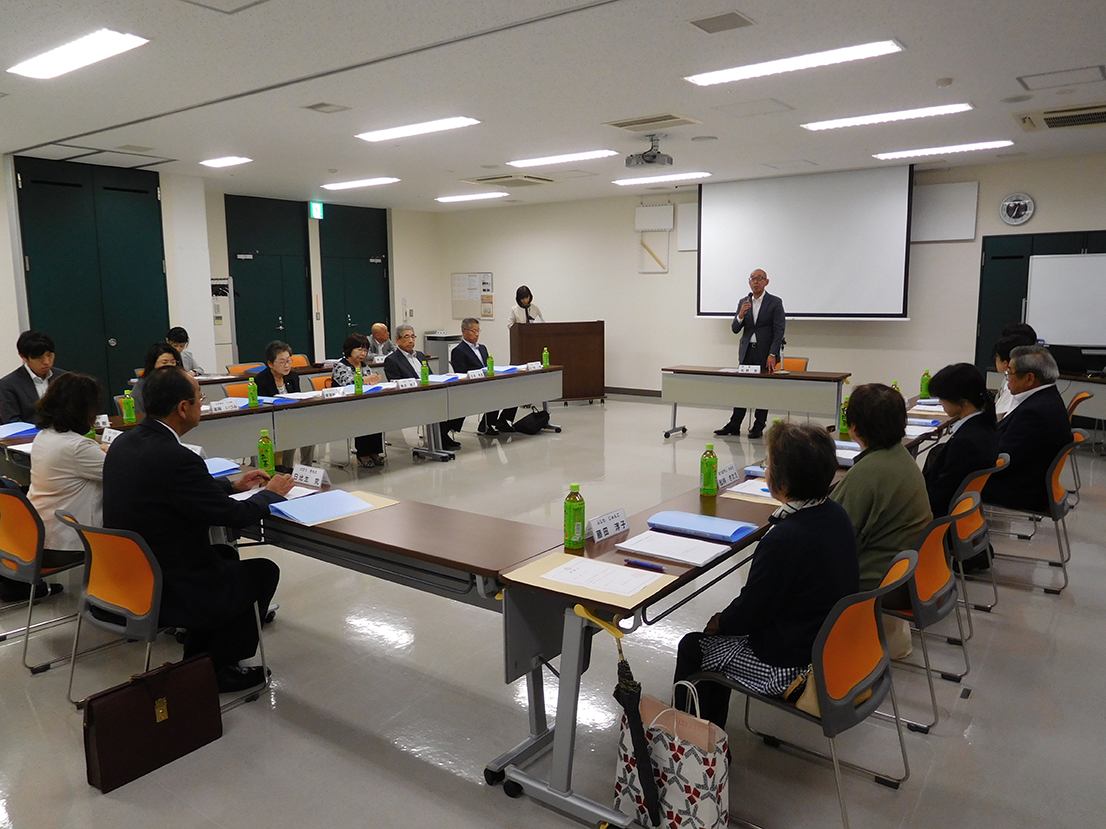 男女共同参画実践プラン推進委員会にて挨拶をする市長の様子の写真