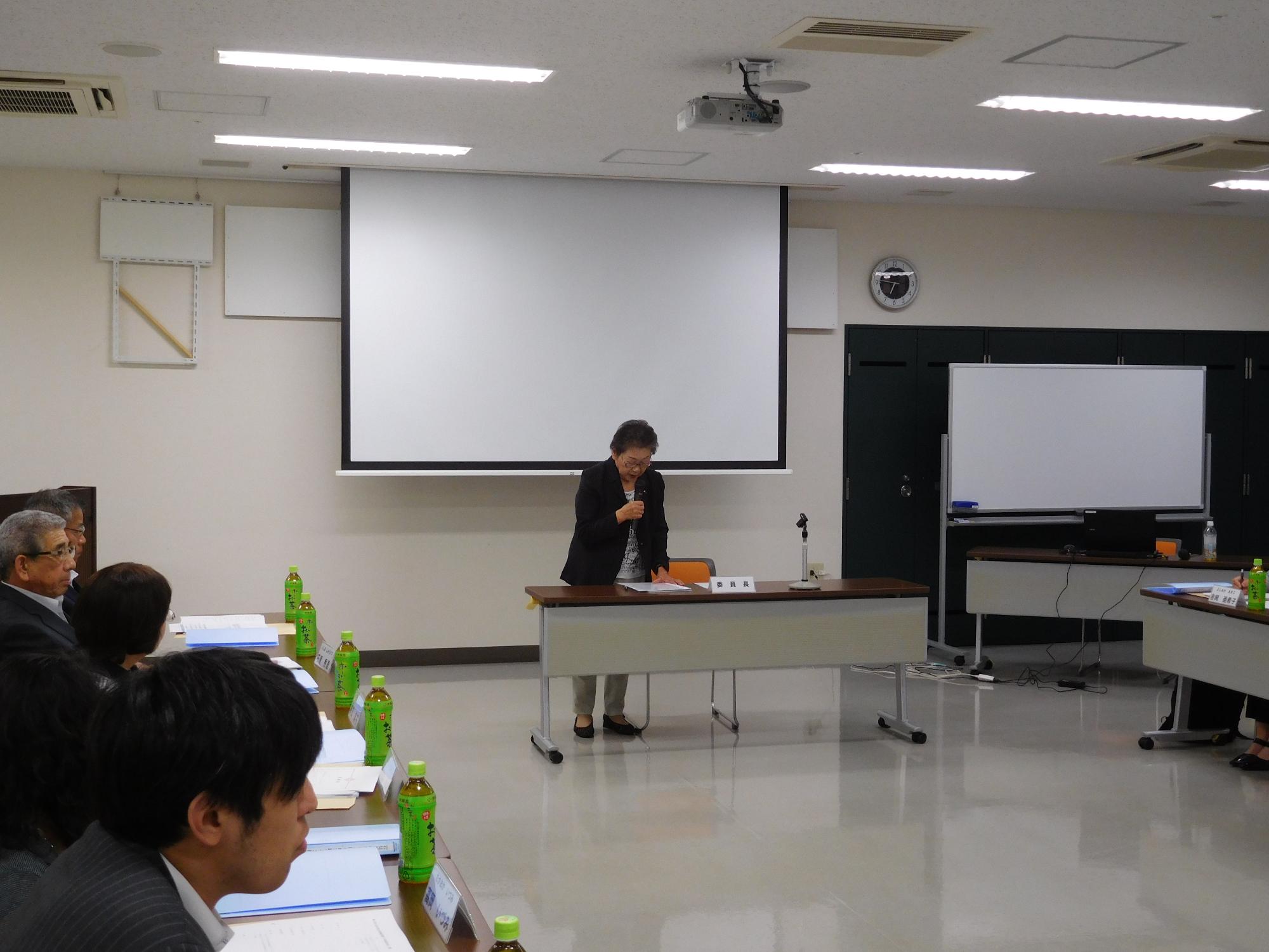 男女共同参画実践プラン推進委員会にて挨拶をする委員長の様子の写真