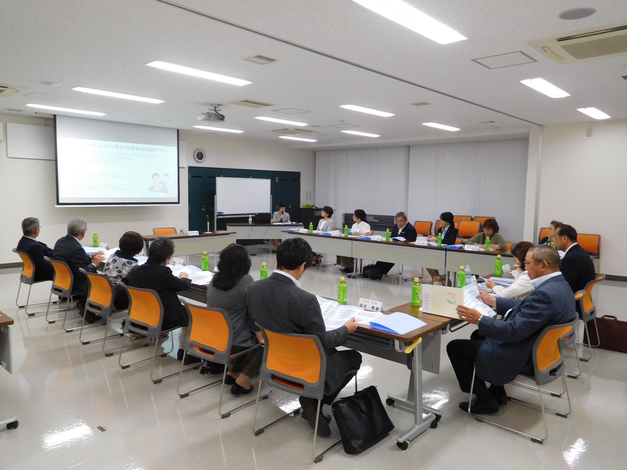 15名ほどの参加者にて会議が行われている様子の写真