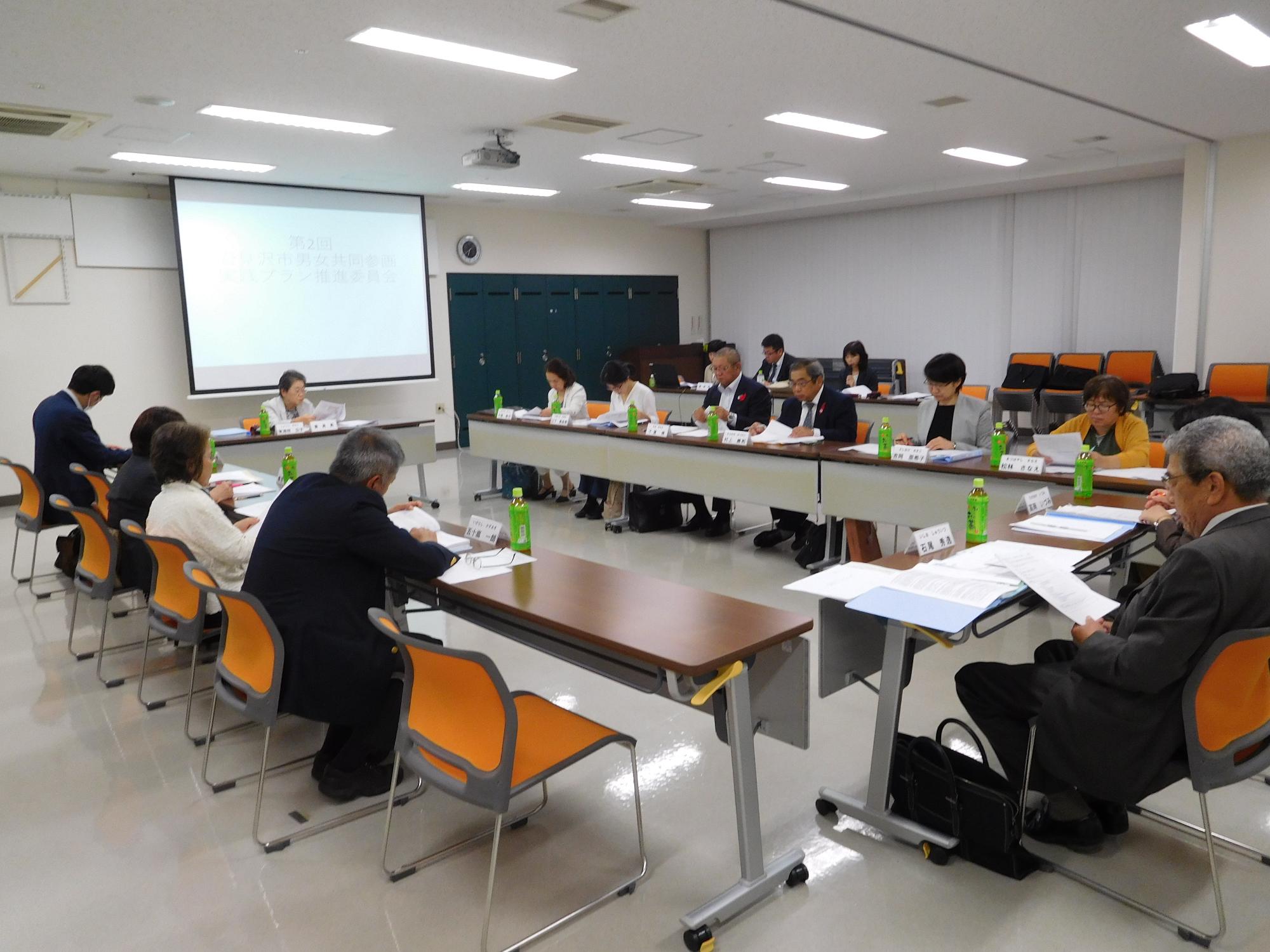 15名ほどの参加者にて会議が行われている様子の写真