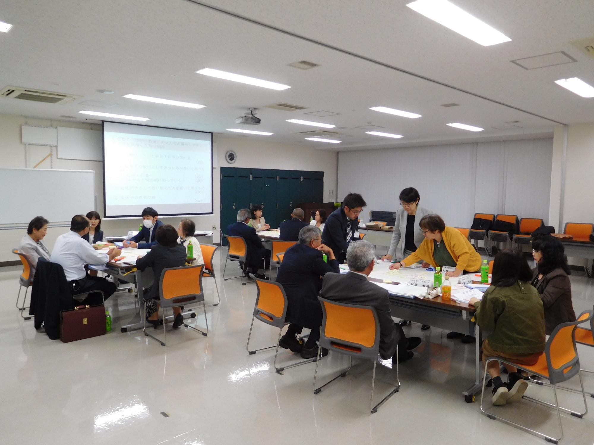 各机ごとにグループ討論を展開している様子の写真