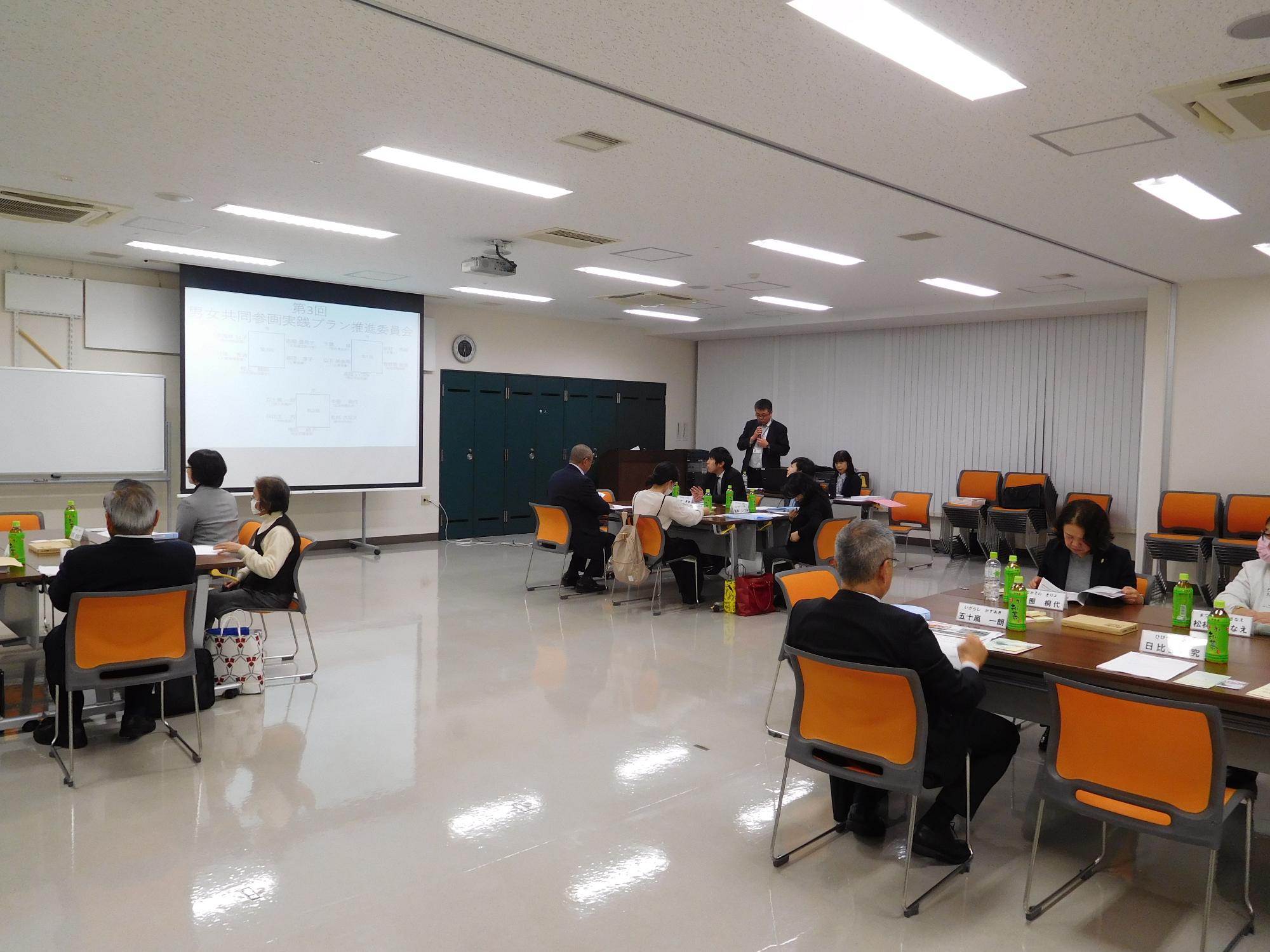 15名ほどの参加者にて会議が行われている様子の写真
