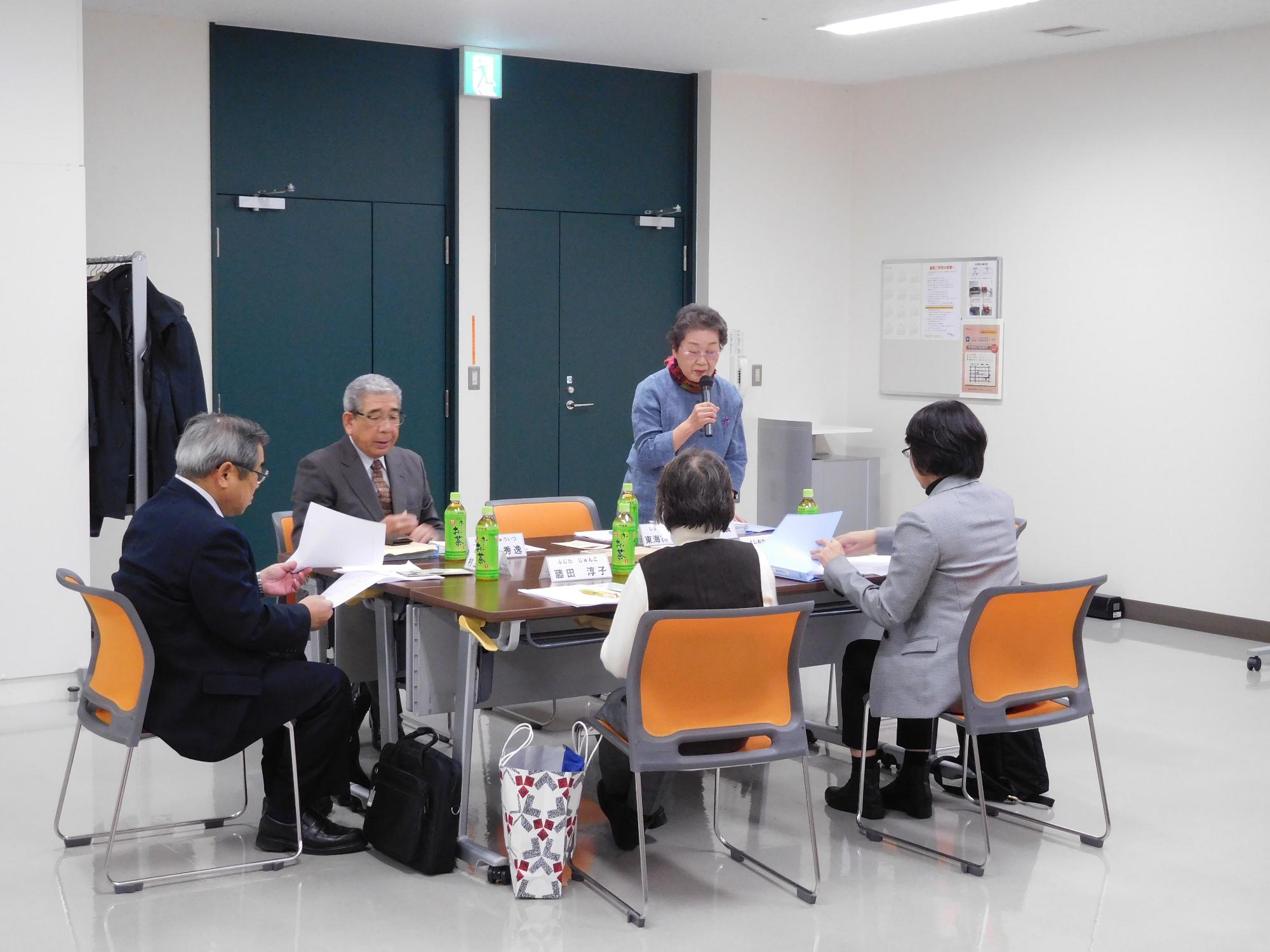 男女共同参画実践プラン推進委員会にて挨拶をする委員長の様子の写真