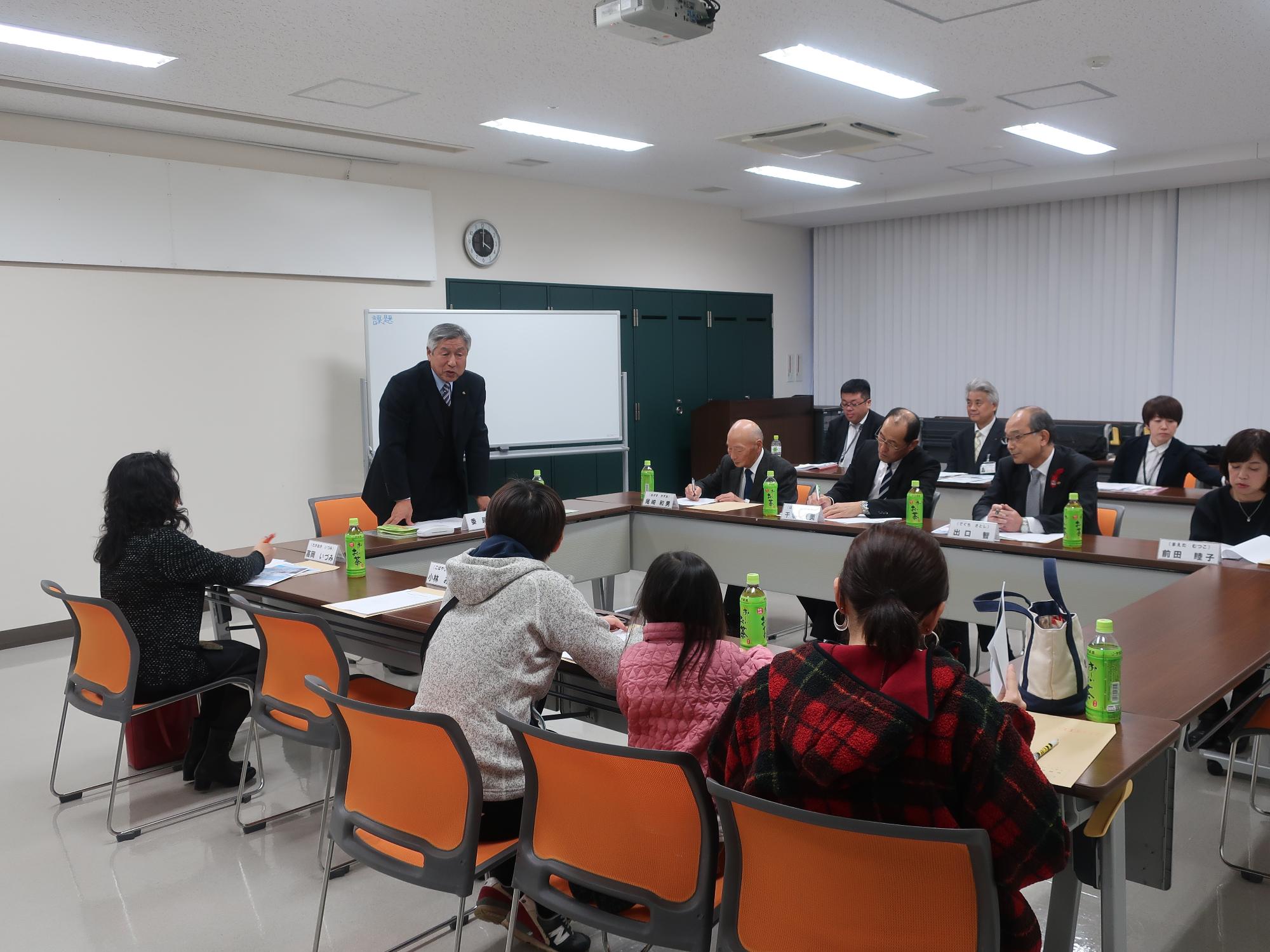 まちづくり基本条例推進委員会にて挨拶をする委員長の様子の写真