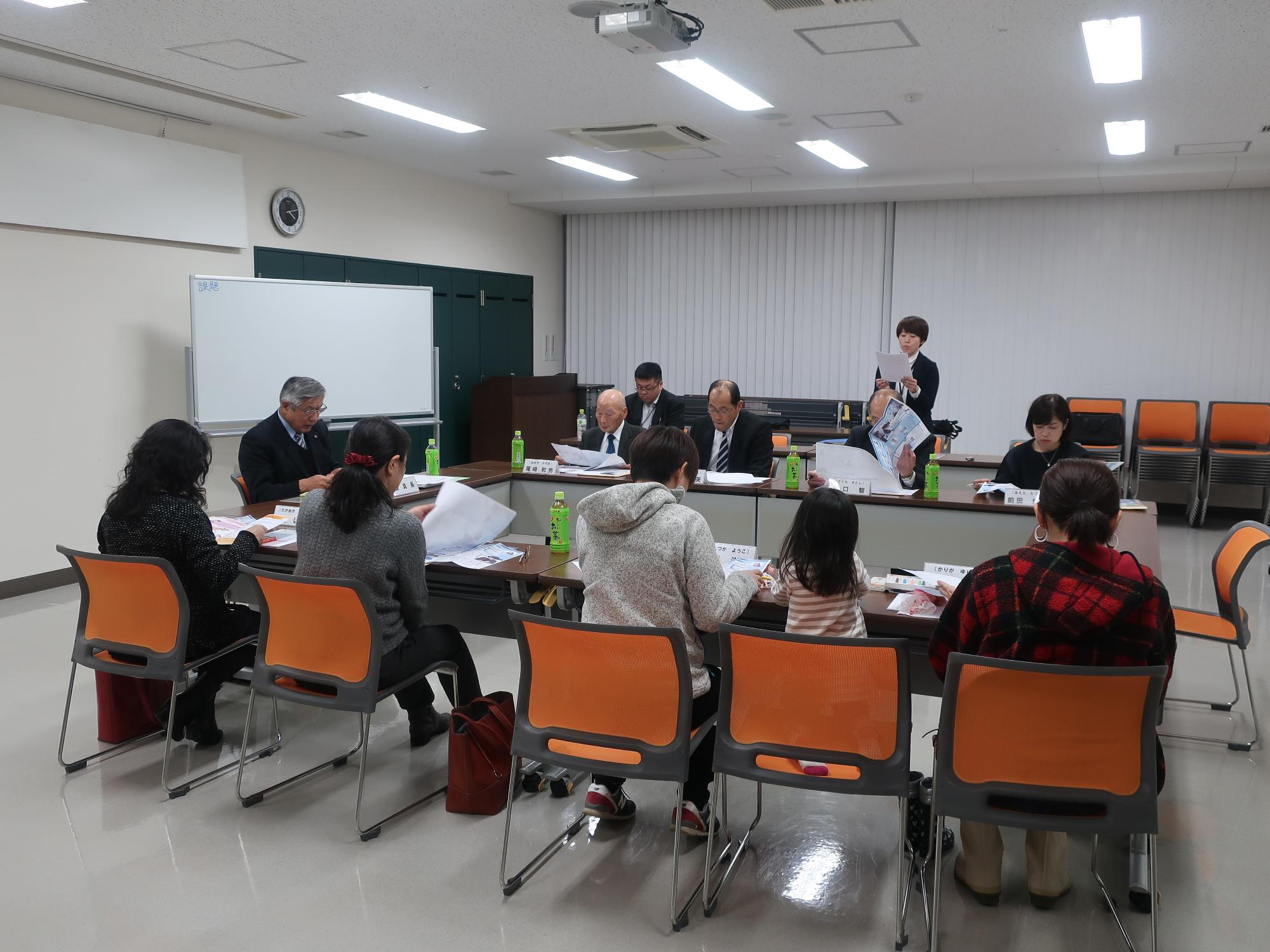 10名ほどの参加者にて会議が行われている様子の写真