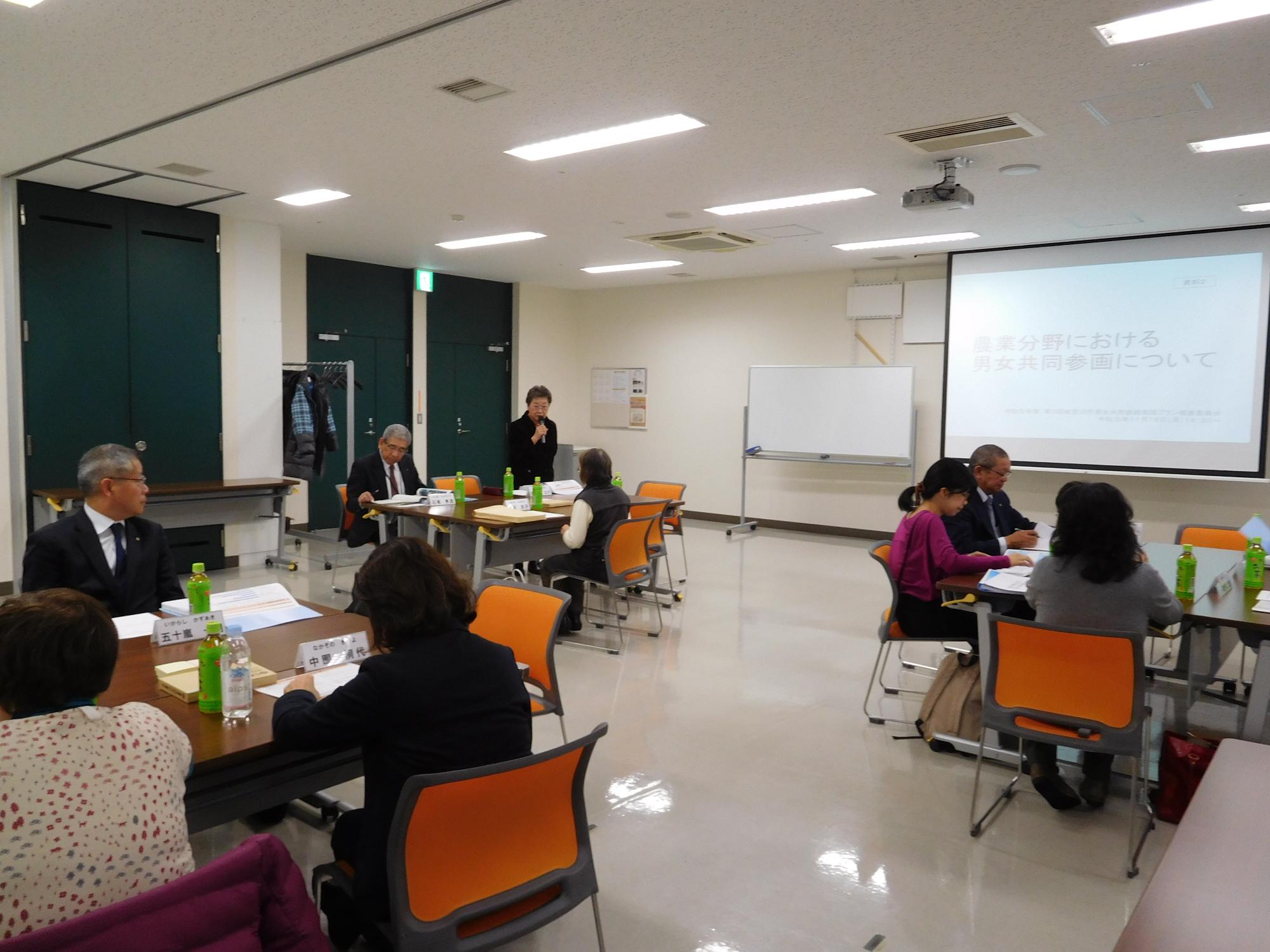 男女共同参画実践プラン推進委員会にて挨拶をする委員長の様子の写真