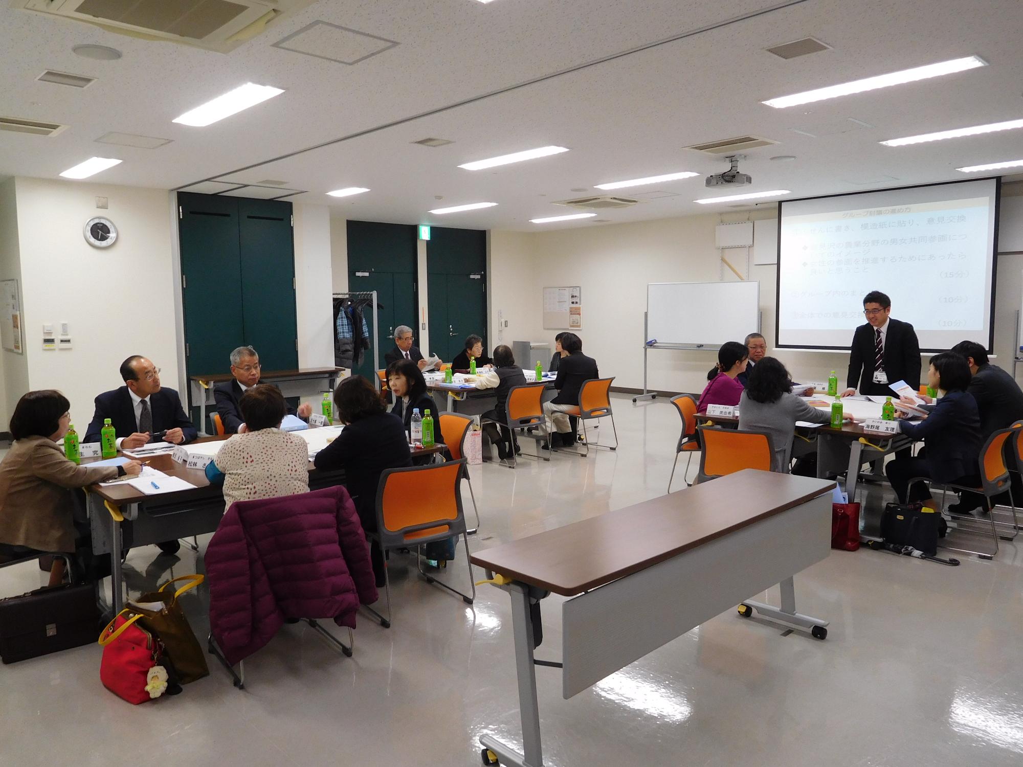 各机ごとにグループ討論を行っている様子の写真
