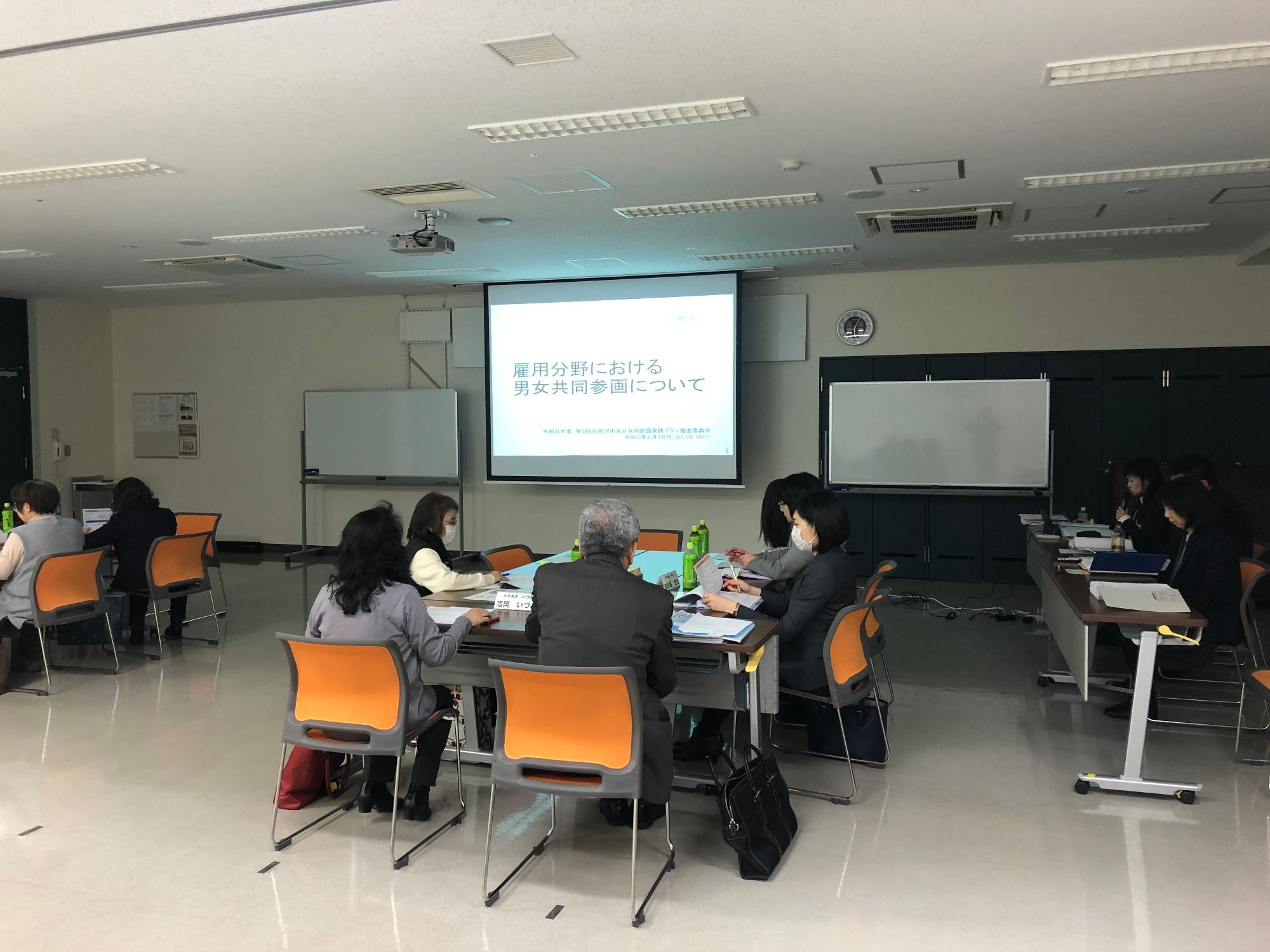 プロジェクターを使用して会議を行っている様子の写真