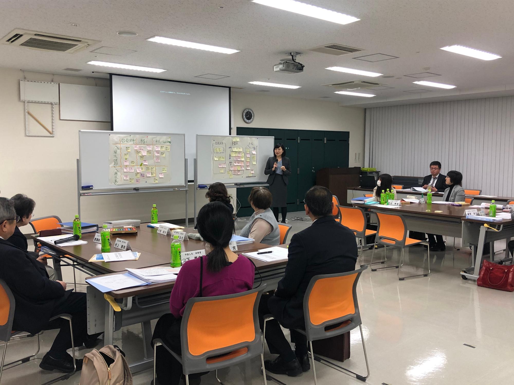 ホワイトボートにまとめた意見内容について話し合っている様子の写真