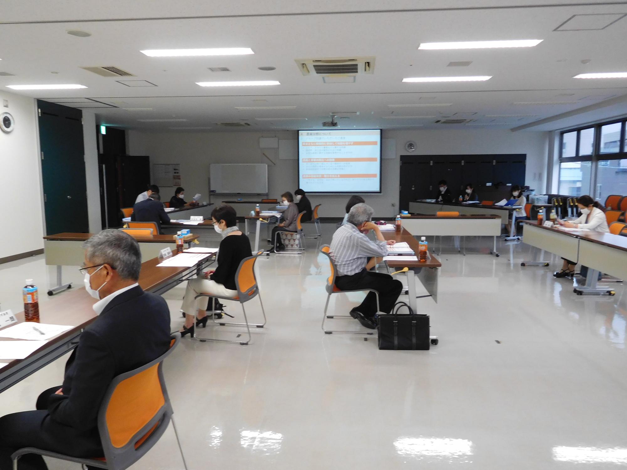 プロジェクターを使用して会議を行っている様子の写真