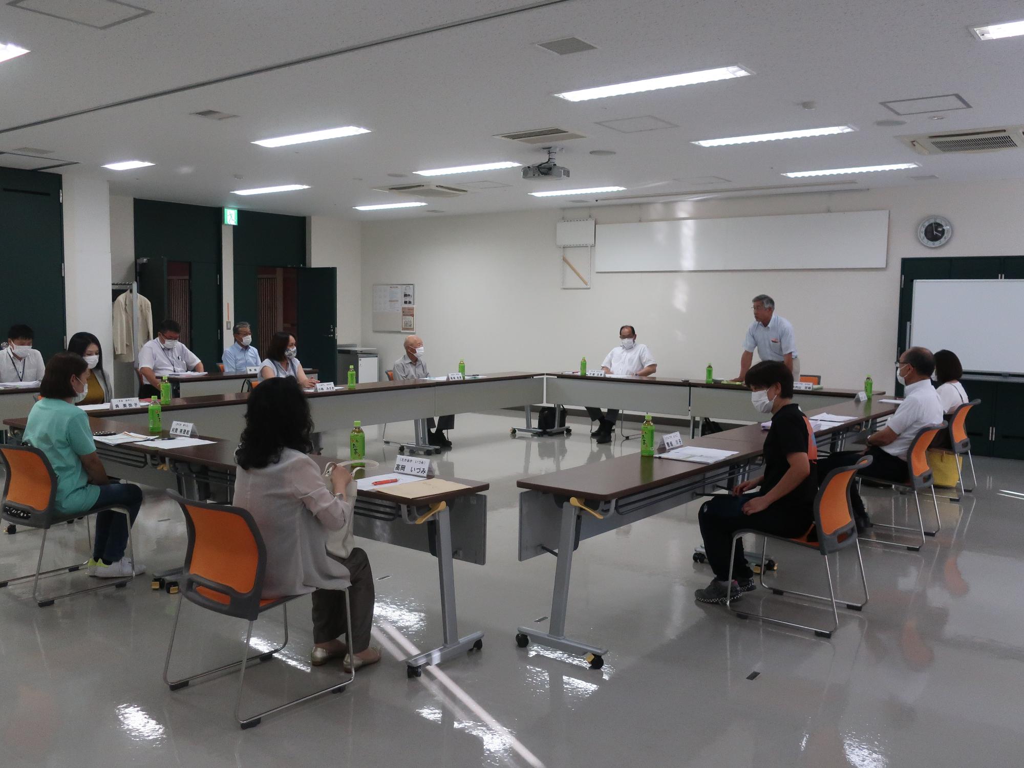 まちづくり基本条例推進委員会にて挨拶をする委員長の様子の写真
