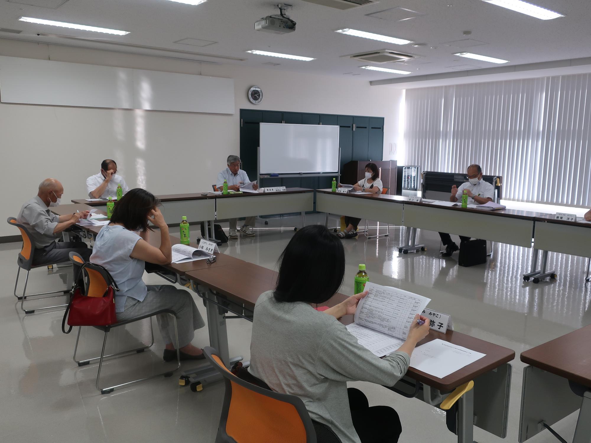 12名ほどの参加者にて会議が行われている様子の写真