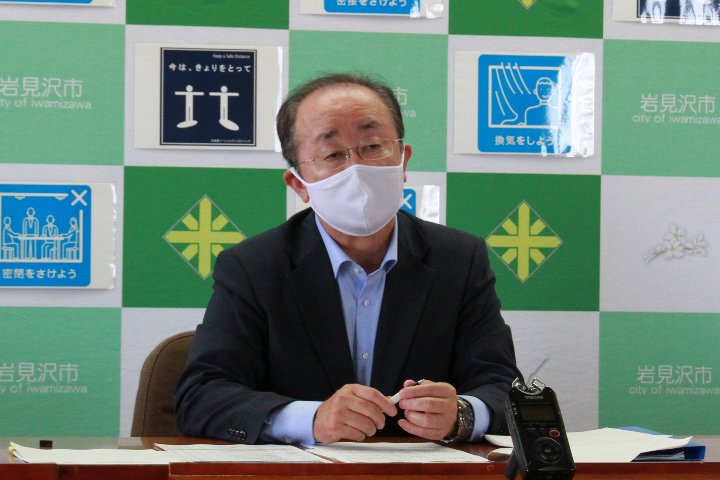 記者懇談会(第3回)で説明する松野市長の写真