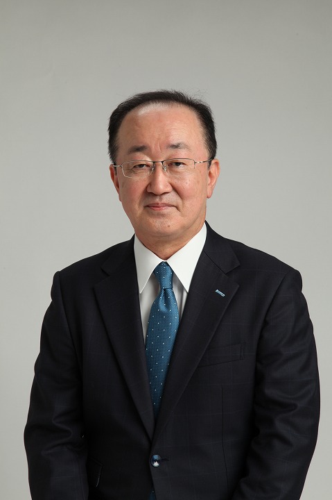 岩見沢市市長 松野 哲(まつの さとる)氏の上半身を正面から撮影した写真