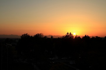 夕日が沈んでいく様子の写真