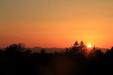 夕日が沈んでいく様子の写真
