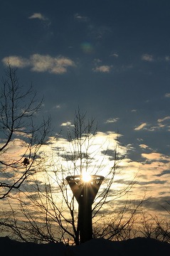 中央に塔と夕日が写っている写真