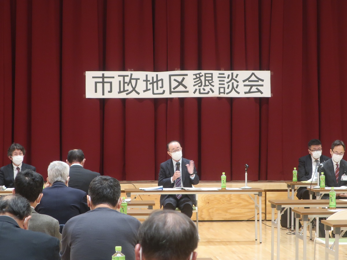 市政地区懇談会にてマイクで話をする市長の様子の写真
