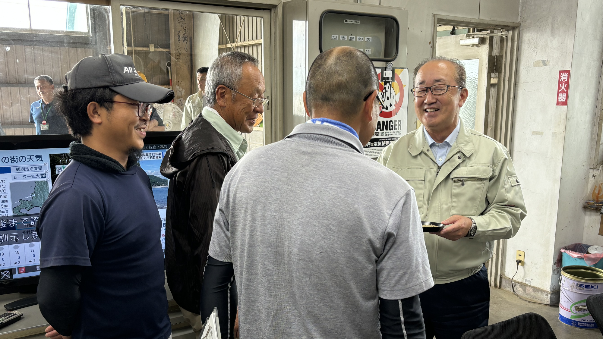 稲刈り作業激励訪問の写真