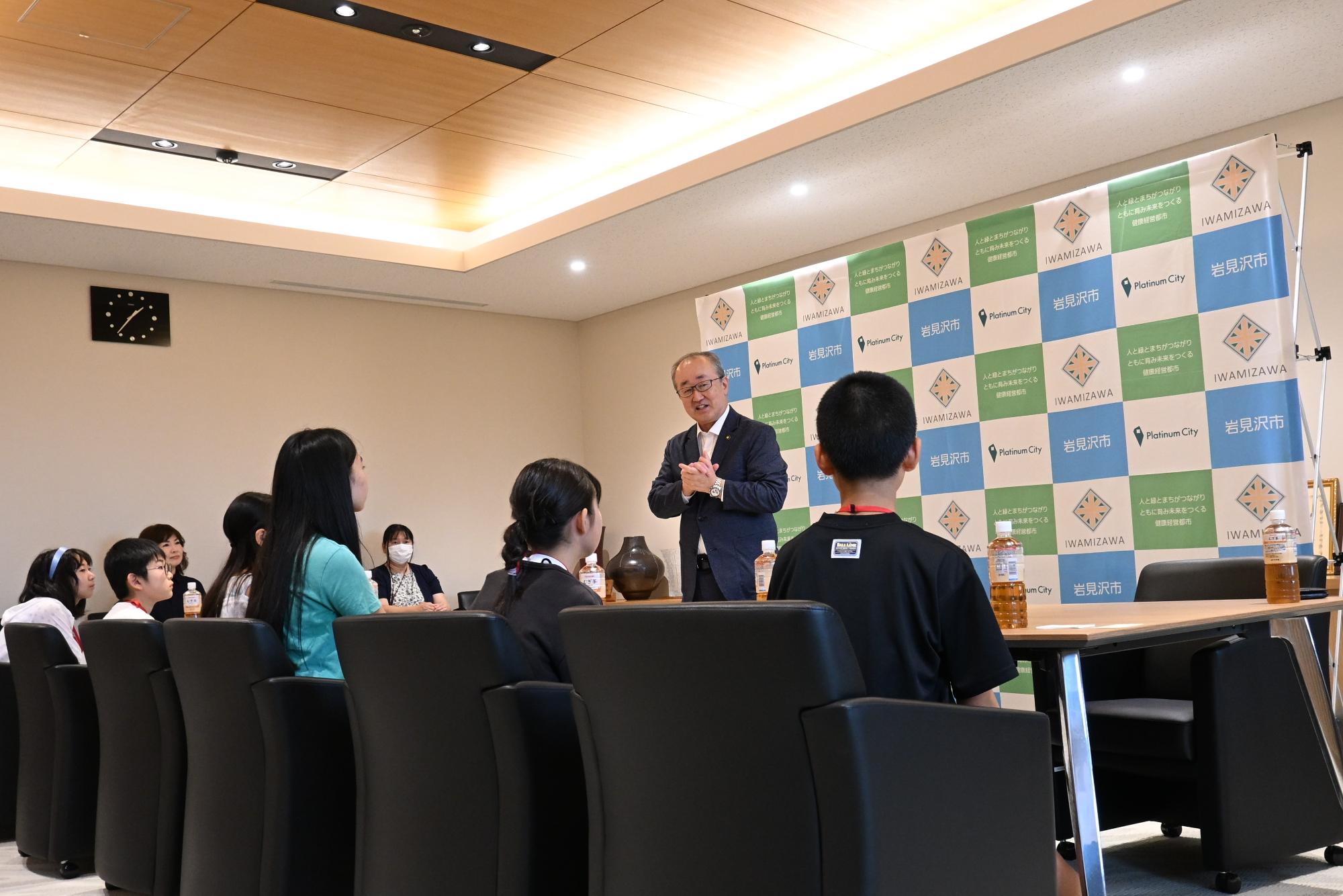 市長と小学生の写真