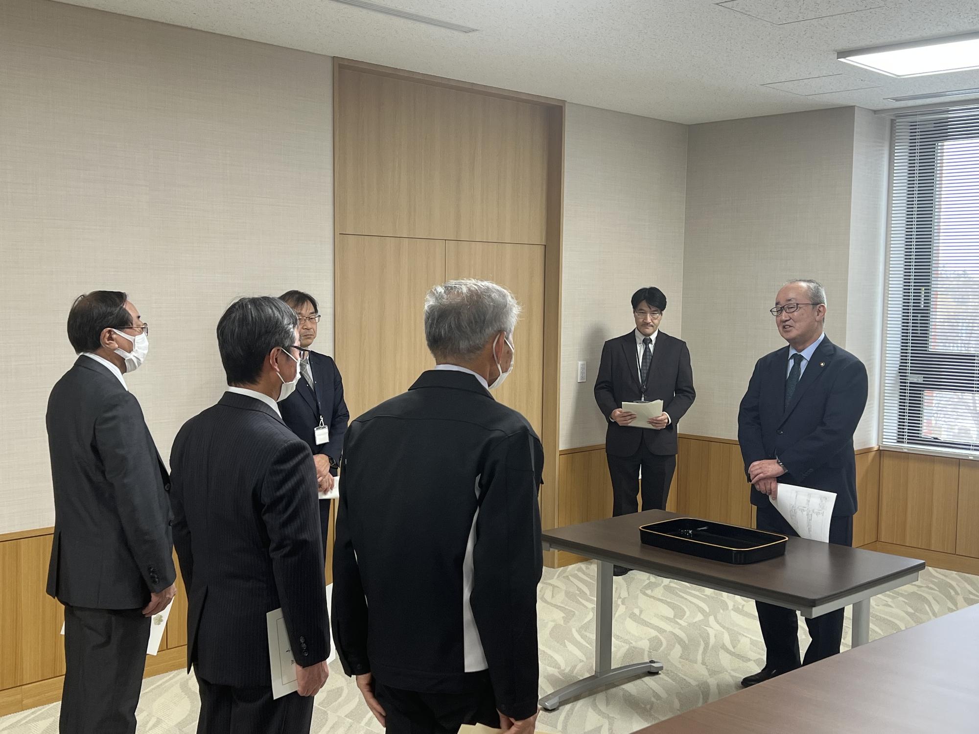 退任人権擁護委員法務大臣感謝状、新任人権擁護委員委嘱状伝達式の写真