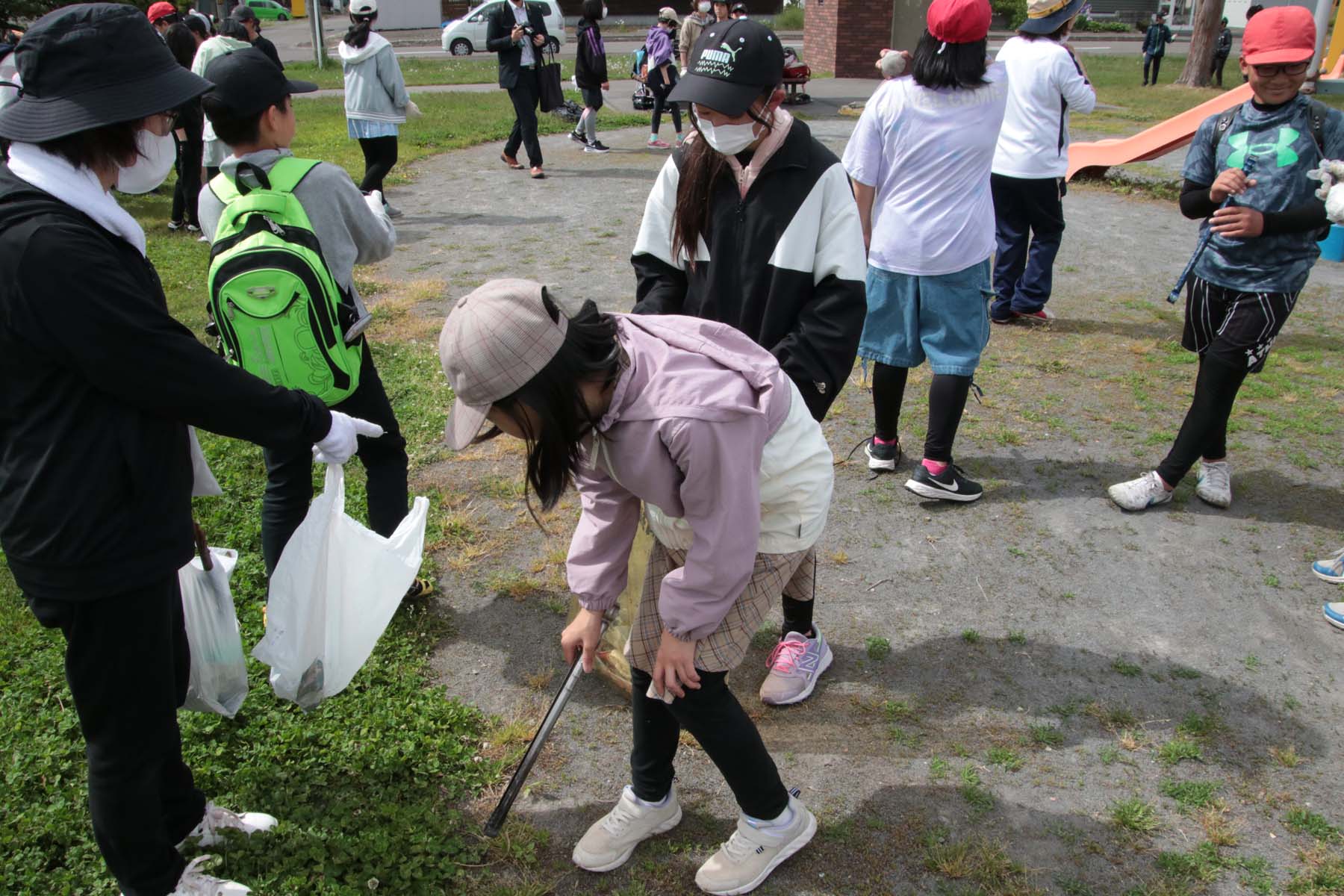子どもたちが清掃している様子。