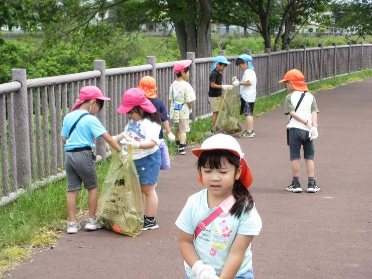 子どもたちが清掃している様子。
