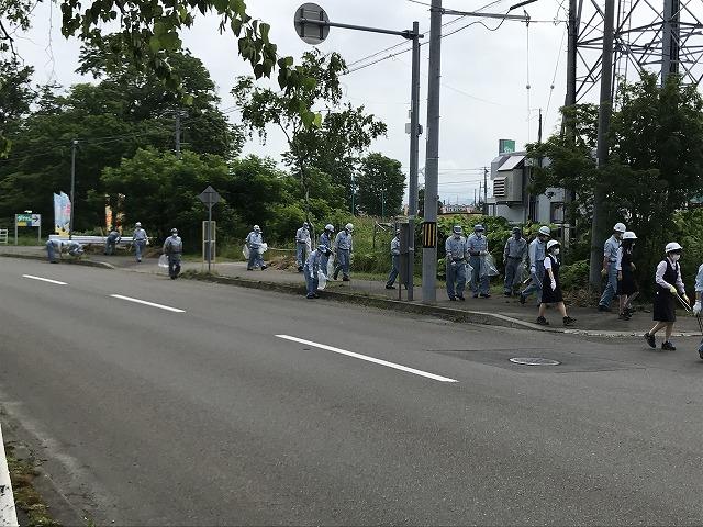 ゴミ拾いをしながら、歩いている積水化学北海道株式会社の方々