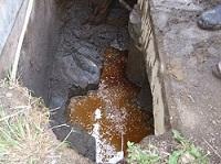 地中に溜まった油の写真