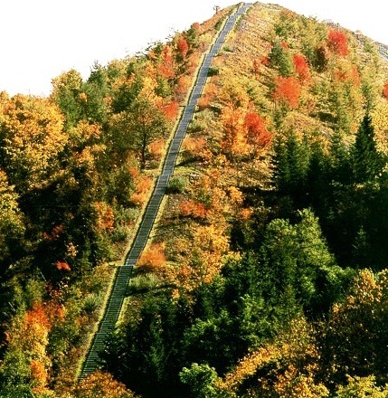775段のズリ山の階段の写真